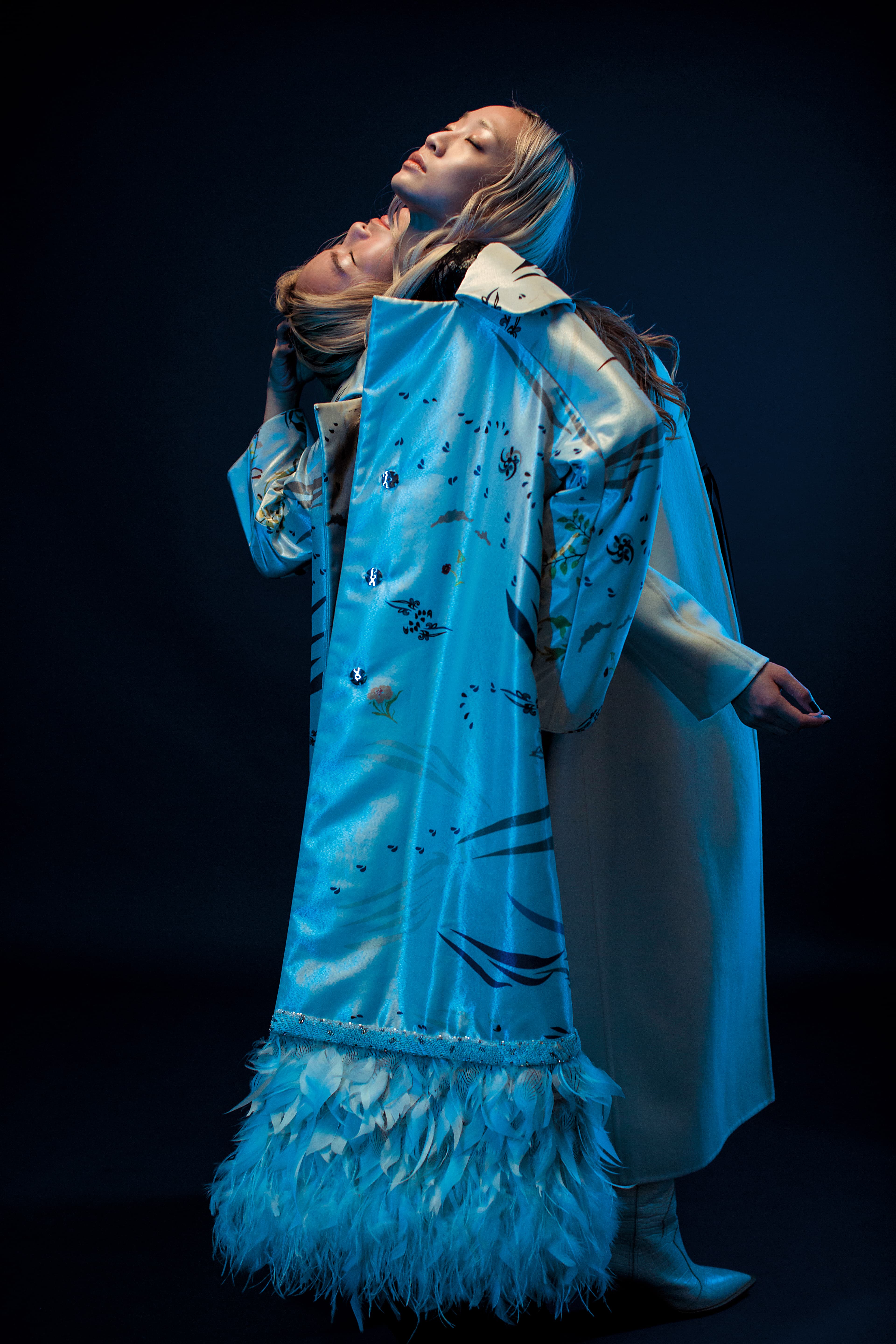 左：圖騰羽毛飾邊大衣，NT$89,800 by 夏姿；透膚黑色連身褲，NT$42,800 by Blumarine／右：米色繫帶長大衣，NT$165,400 by Max Mara；黑色連身褲裝，NT$109,000；白色短靴。NT$40,900 by FENDI