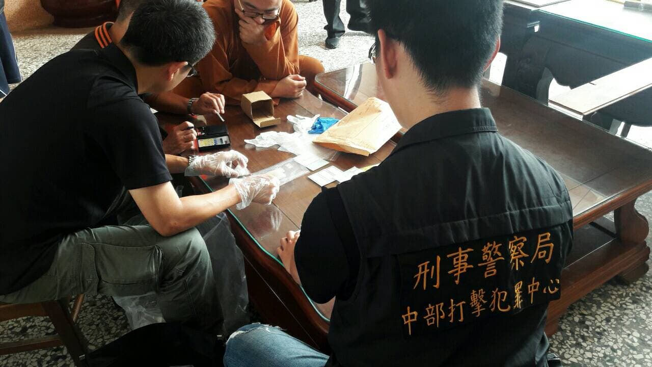 辦案人員搜索開泓掛單的禪房，開泓被搜出毒品，坦承犯行。（警方提供）