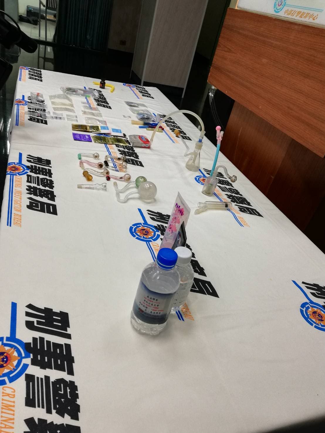 警方在開泓住處查獲的吸安及性愛用具，已開供大型性愛毒趴使用。