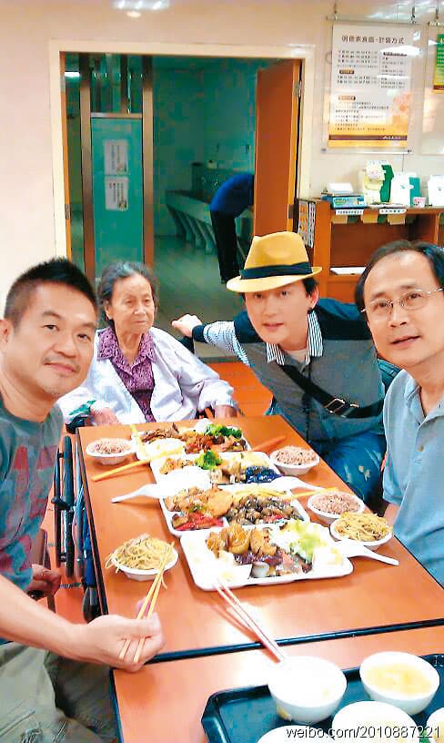 從小與媽媽四處搬家，渡過顛沛流離的歲月，何篤霖仍心存感激，化不安全感為力量。（翻攝何篤霖臉書）