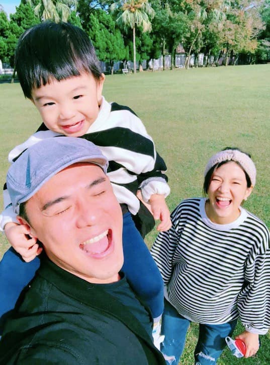 竇智孔和老婆幃幃婚後，有一個2歲兒子大福。（竇智孔提供）