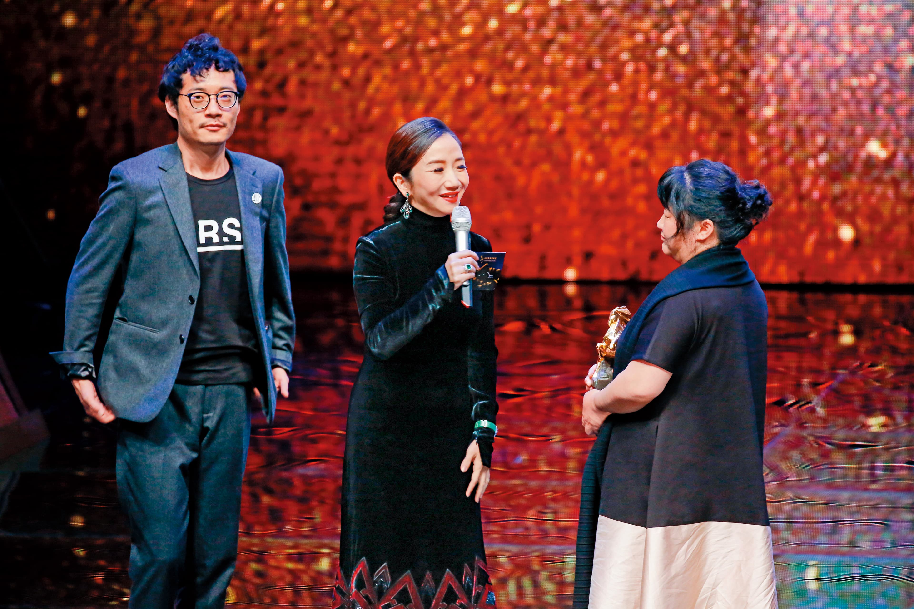 《大象席地而坐》已故導演胡波的母親（右）代兒上台領獎，陶子（中）貼心問候，對這位母親表達敬意。