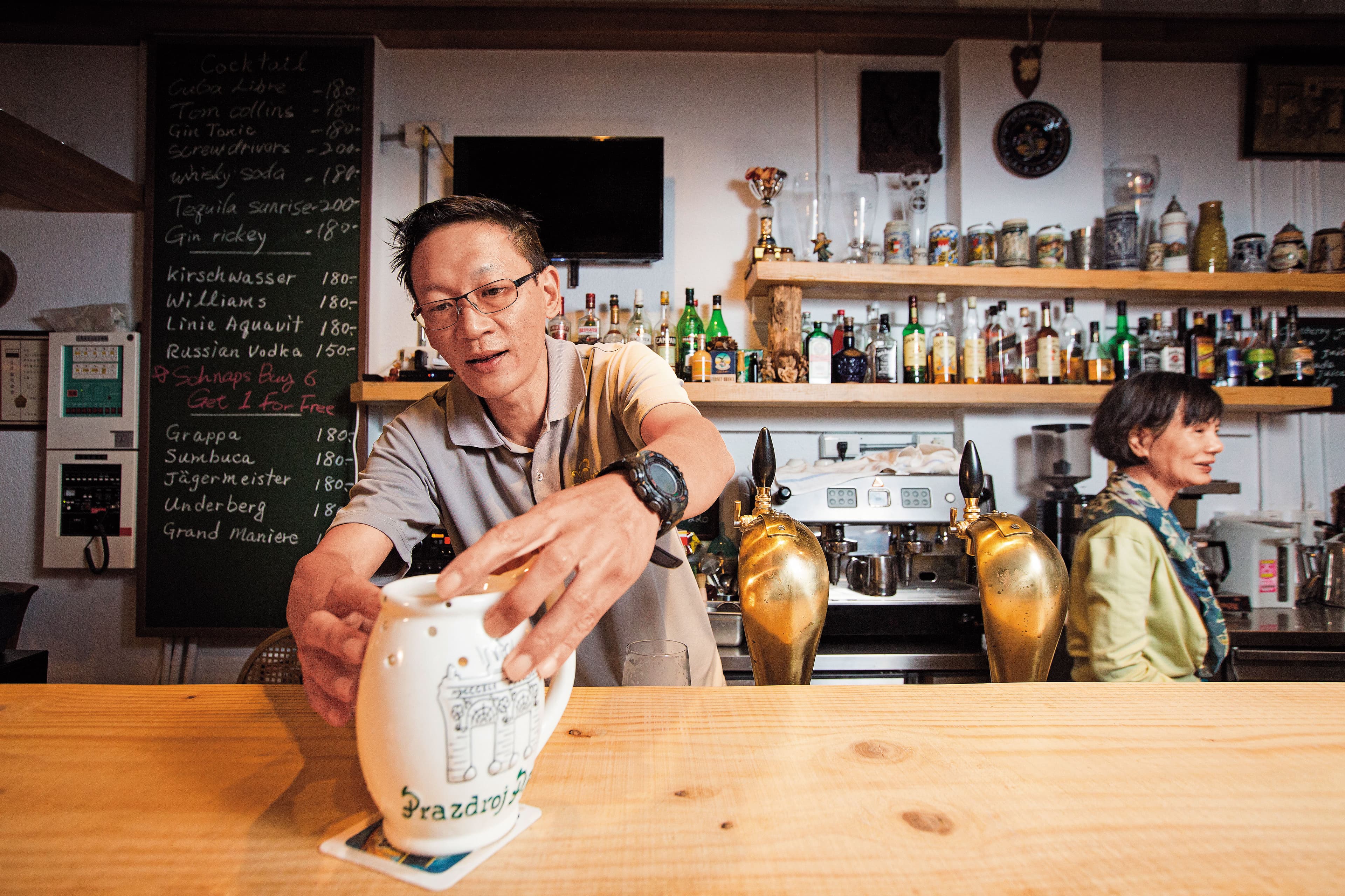 香宜收藏特別的「洞洞杯」，飲者必須按對洞，不然喝啤酒可是會喝到一身溼。
