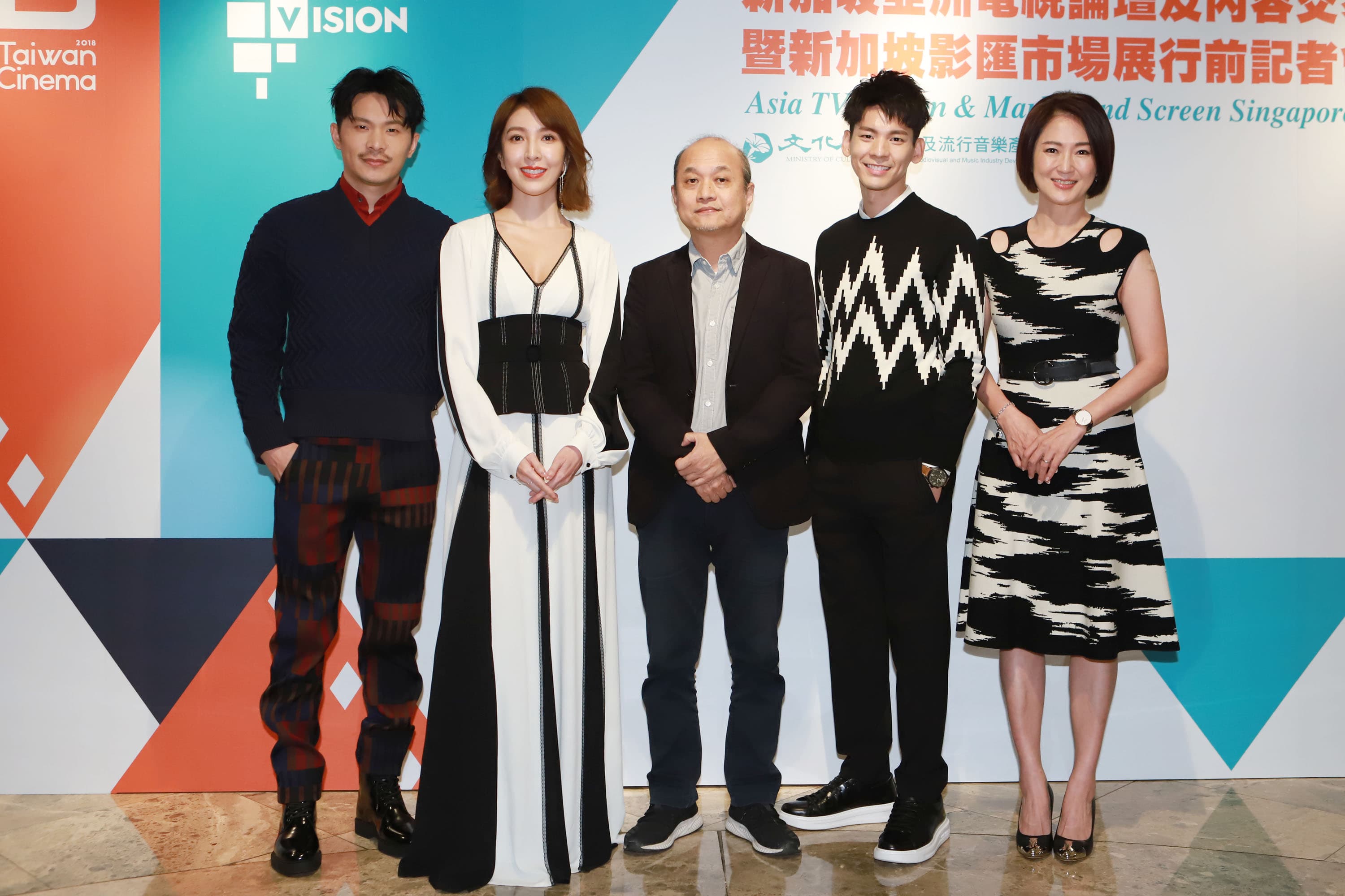 《鏡子森林》描述記者生態，讓演員都向記者討教，由左至右為：姚淳耀、楊謹華、導演鄭文堂、林柏宏、李之勤。（民視提供）