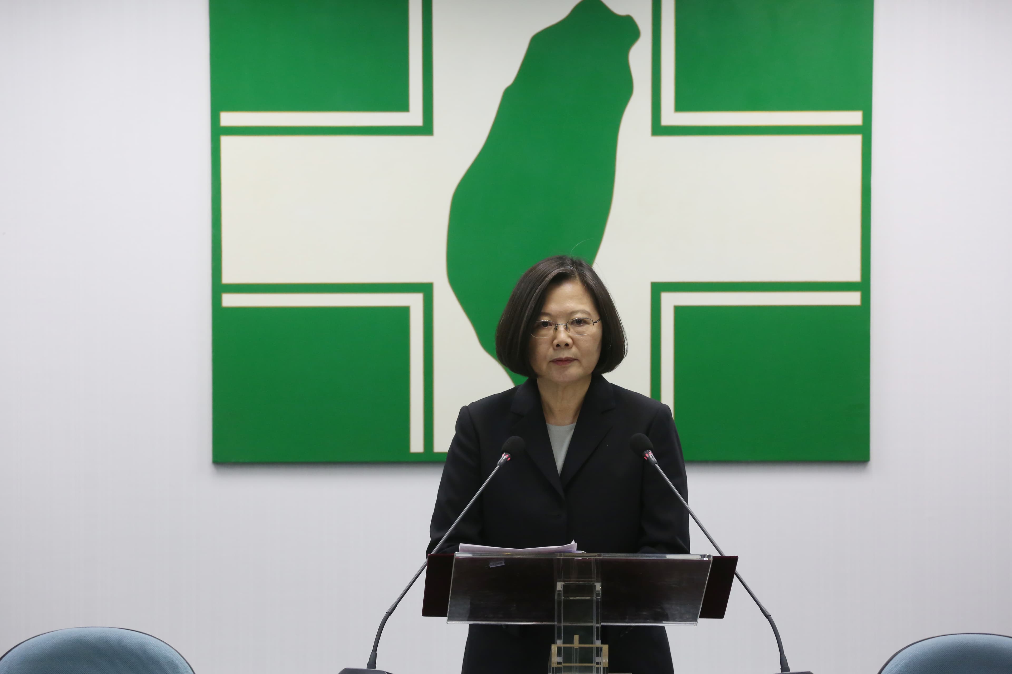 民進黨「期中考」成績不佳，總統蔡英文辭去黨主席後，黨內面對一連串的檢討聲浪。