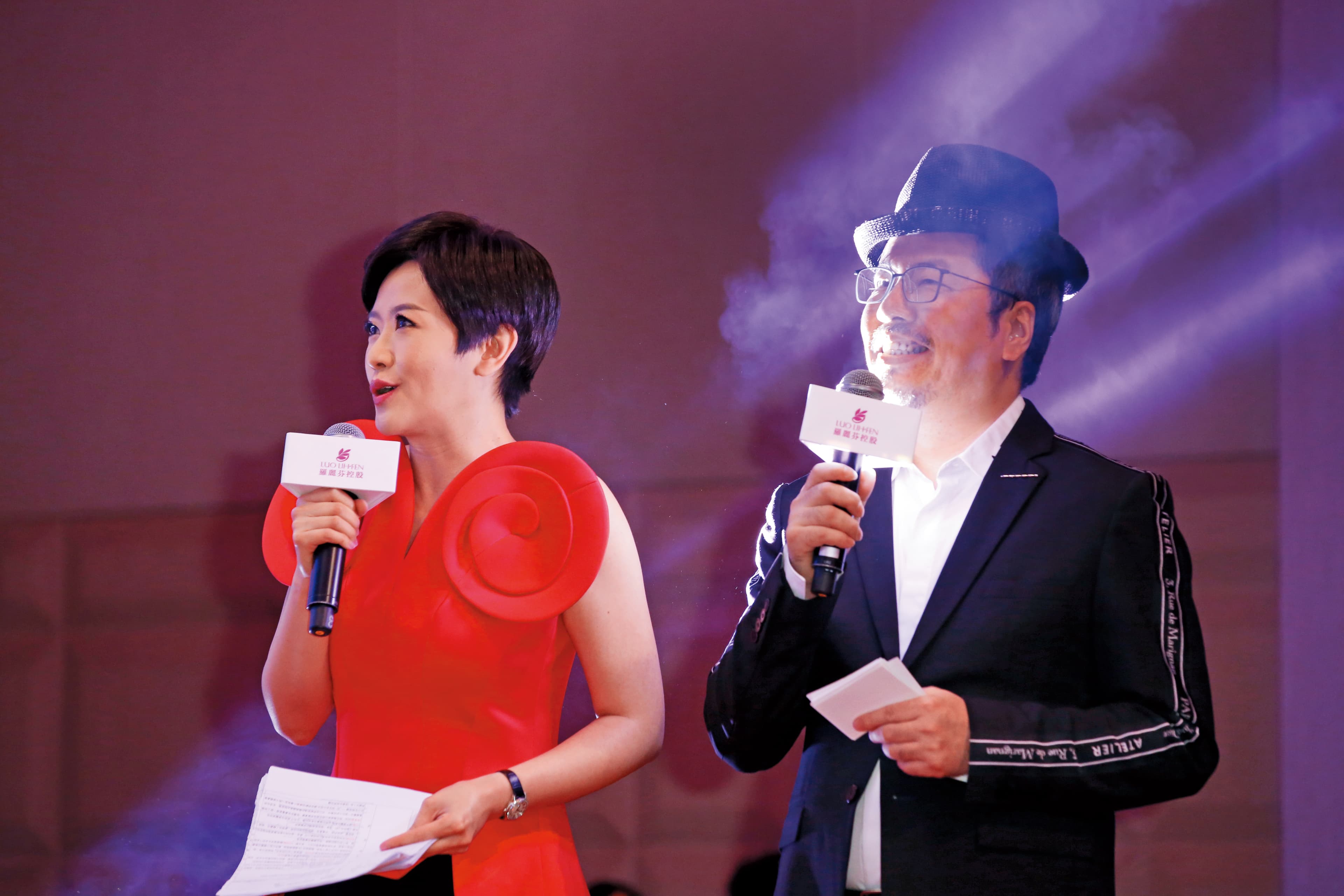 黃國倫感覺沐浴在光耀之中，相對在一旁的寇乃馨黯然失色。
