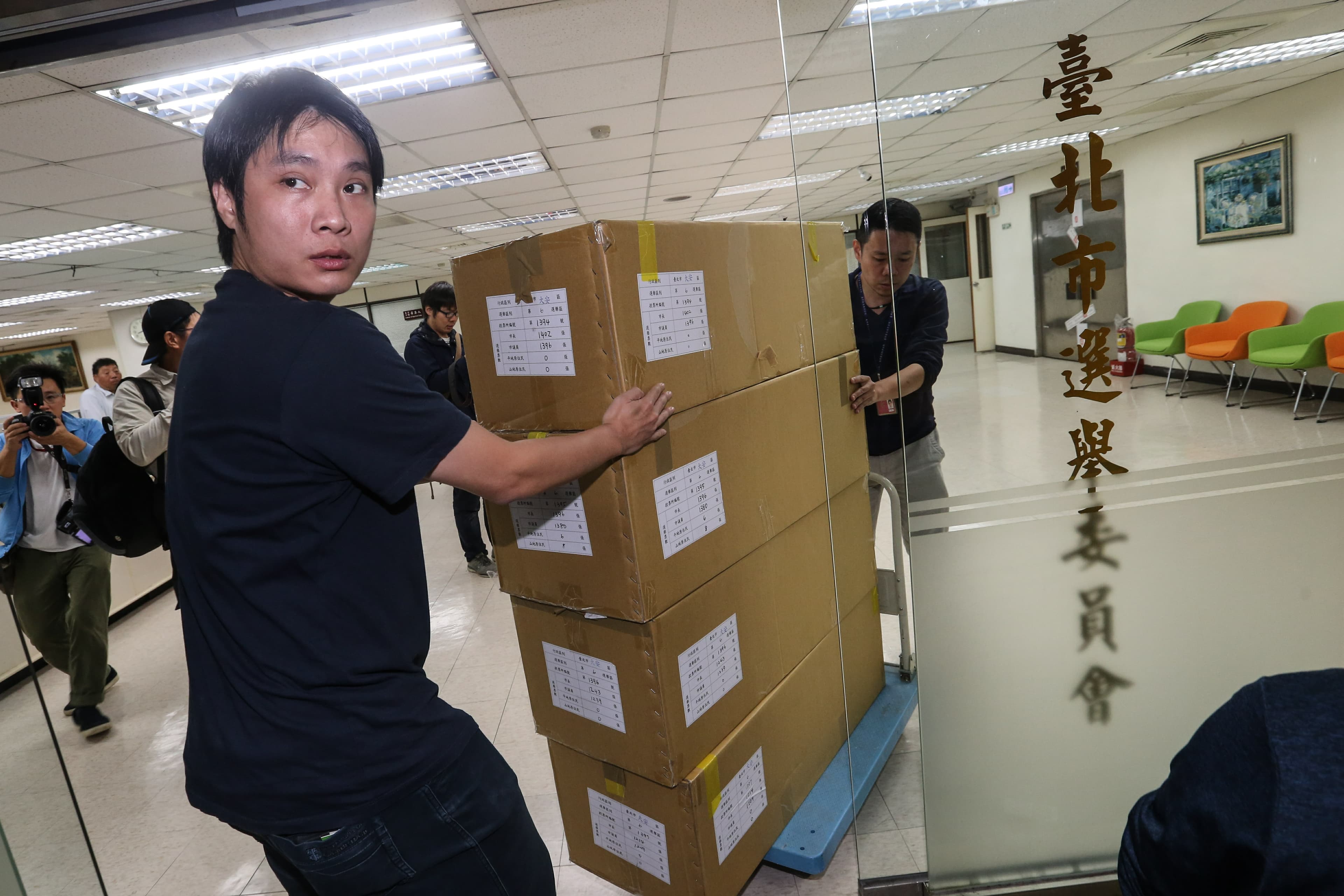 台北地院今上午與選委會人員啟封選票開驗。(台北市攝影記者聯誼會提供)