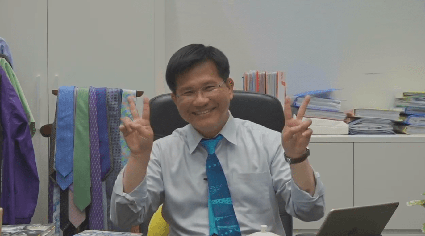 林佳龍在直播上示範只花26秒快速打領帶。（翻攝自林佳龍臉書）