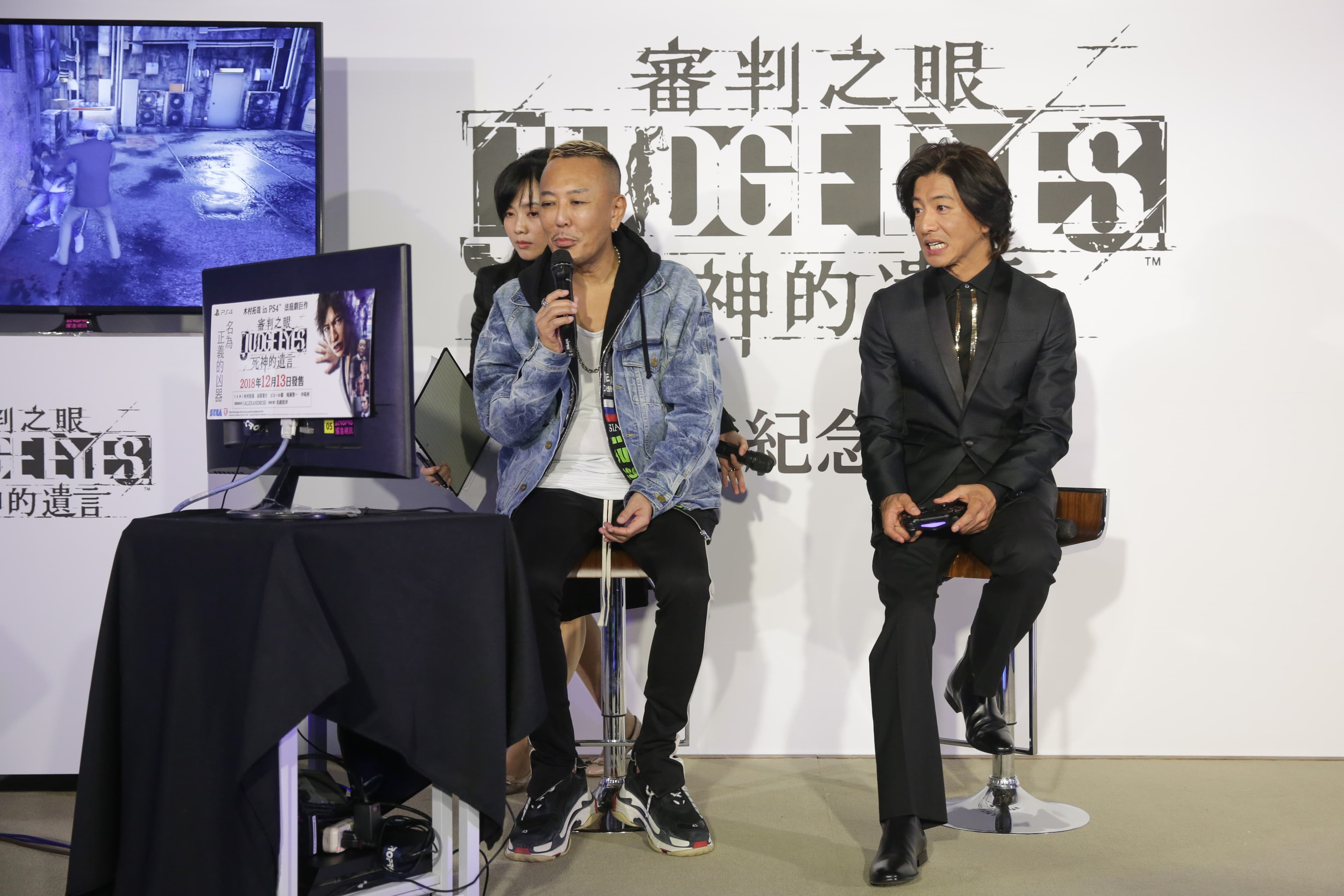 木村拓哉拿起遊戲手把「操縱」自己，一旁的遊戲總監督名越稔洋笑說他不需要多解釋什麼。