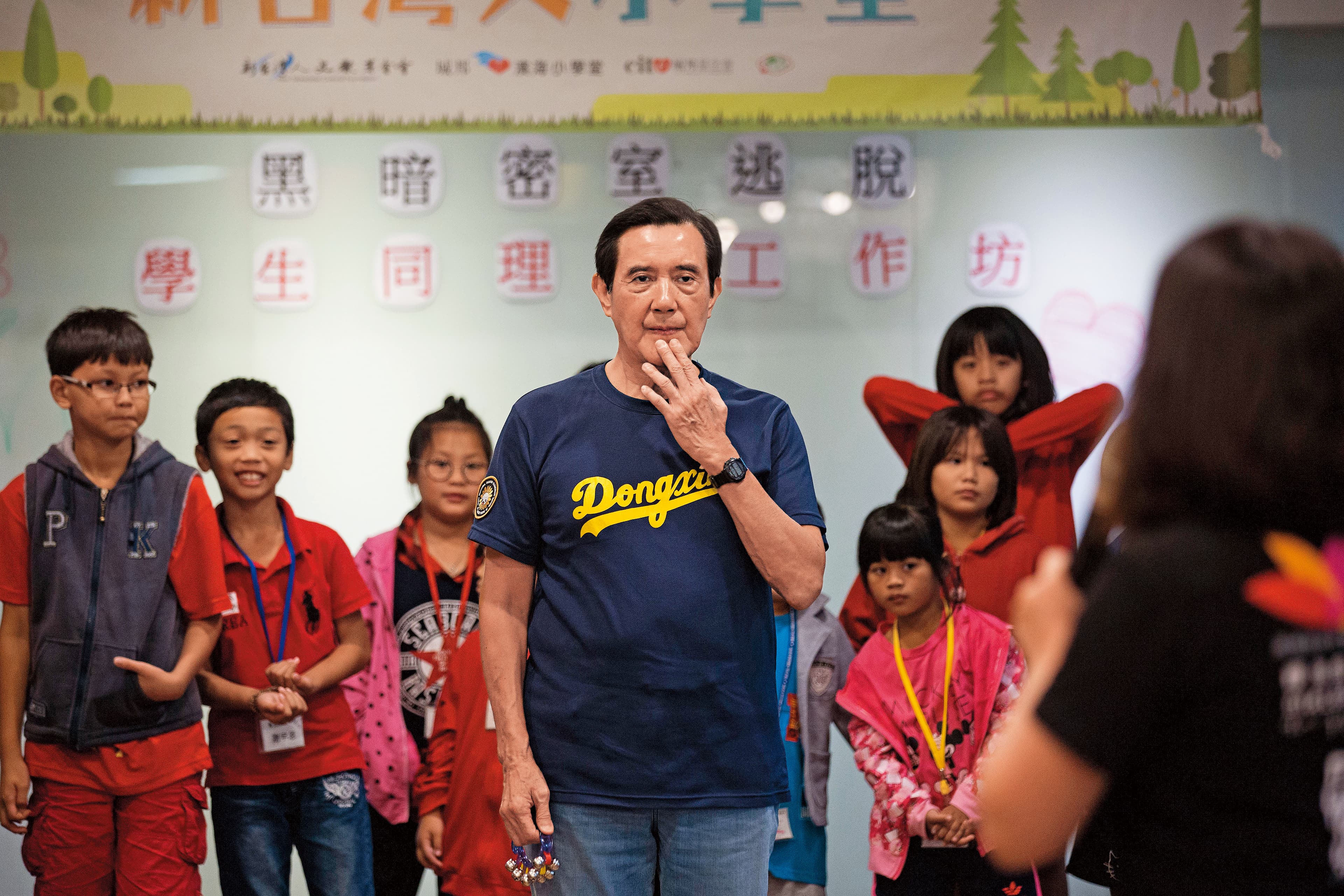 國民黨九合一選舉大勝，馬英九全台跑透透輔選，人氣逐漸由黑翻紅。