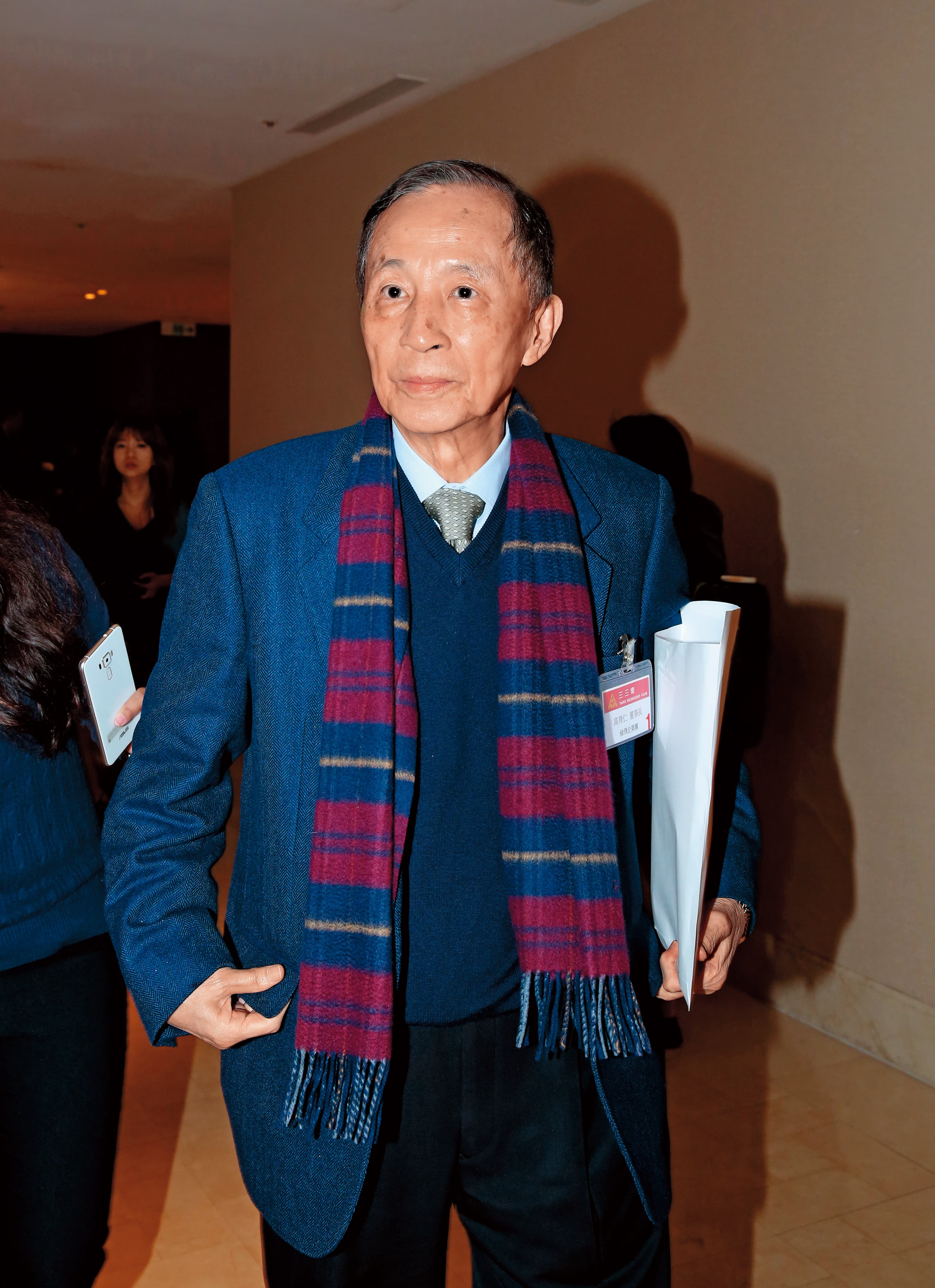 國民黨大老高育仁曾估價中廣資產達50億元，後來出價15億元要買中廣頻道，比趙少康的10億元還高。