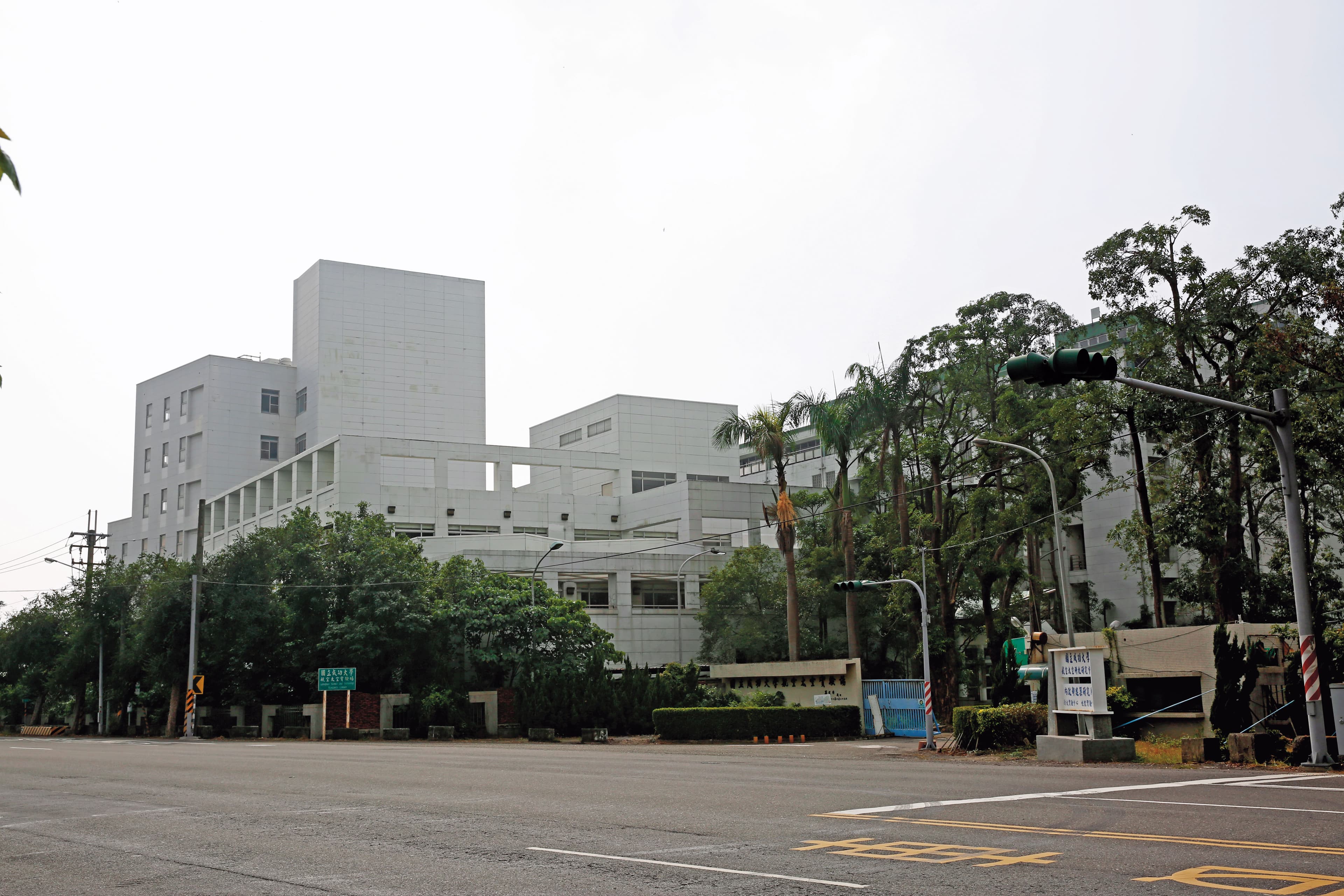 成功大學附設防火實驗室負責檢測建材安全，學者建議政府公開不利民眾的危安資訊。