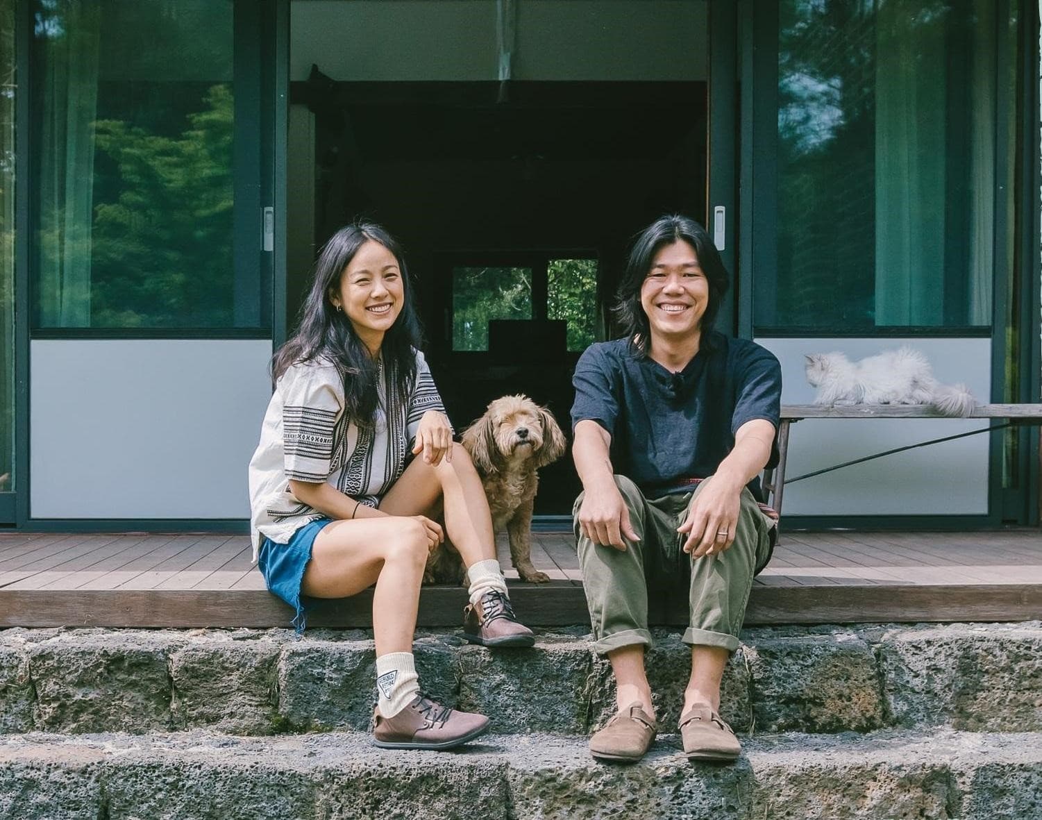 熱愛動物的李孝利（左）、李尚順夫妻，是《萌犬流浪記》中友善夫妻的原型。（翻攝自Daum網站）