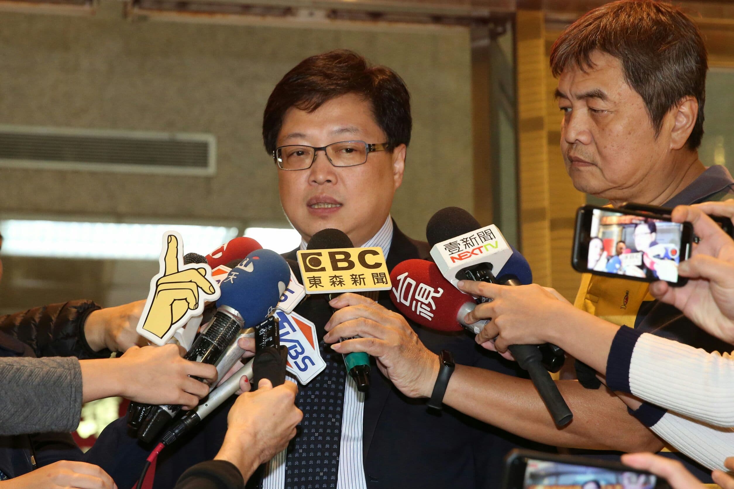 鈕承澤的委任律師胡原龍下午抵達北檢幫他請假，複訊的日期還要再等等。