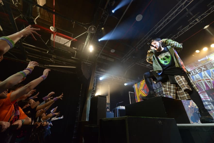 OLDCODEX開場曲的前奏才下，全場歌迷便已熱血翻騰。（雅慕斯娛樂提供）