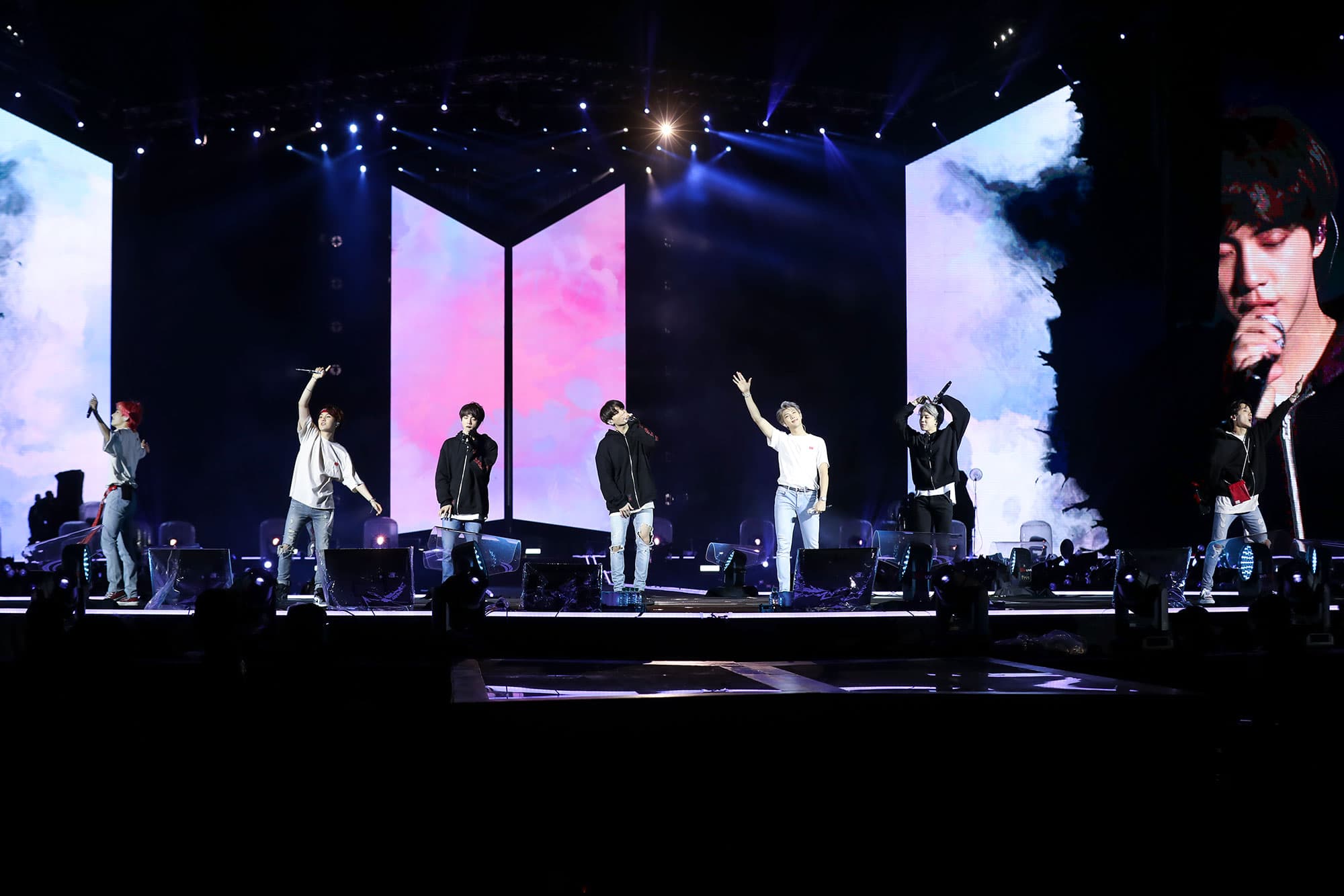 BTS防彈少年團連續2天在桃園棒球場舉行演唱會，共有5萬名粉絲進場觀賞。（LIVE NATION提供）