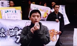 陳俊志站在抗爭第一線。（翻攝《無偶之家、往事之城》官網）