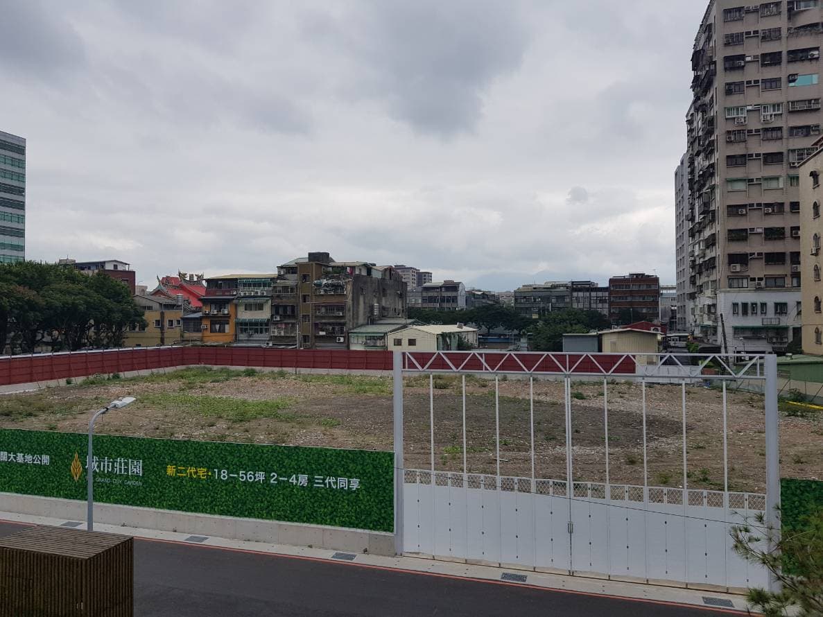 城市莊園整合10年才都更成功，基地面積1337坪，四面臨路。