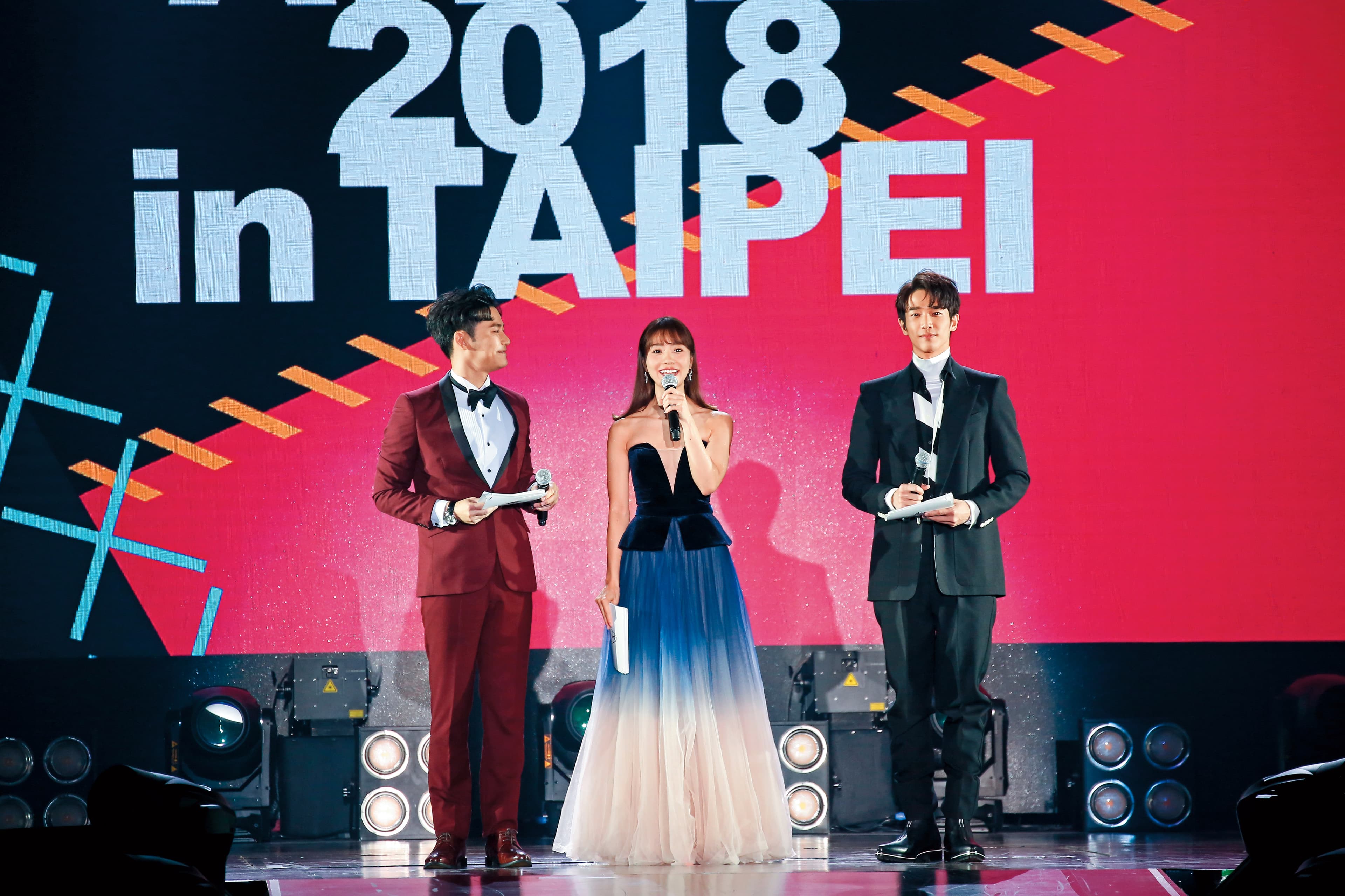  「2018亞洲時尚大賞」由劉傑中（左起）、池端玲名和劉以豪一起主持，池端利用她中、日文優勢訪問了木村拓哉、蔡依林等嘉賓。