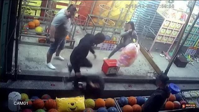  連姓攤商遭毆後，有2人過來勸架，惡煞才離開。（翻攝畫面）