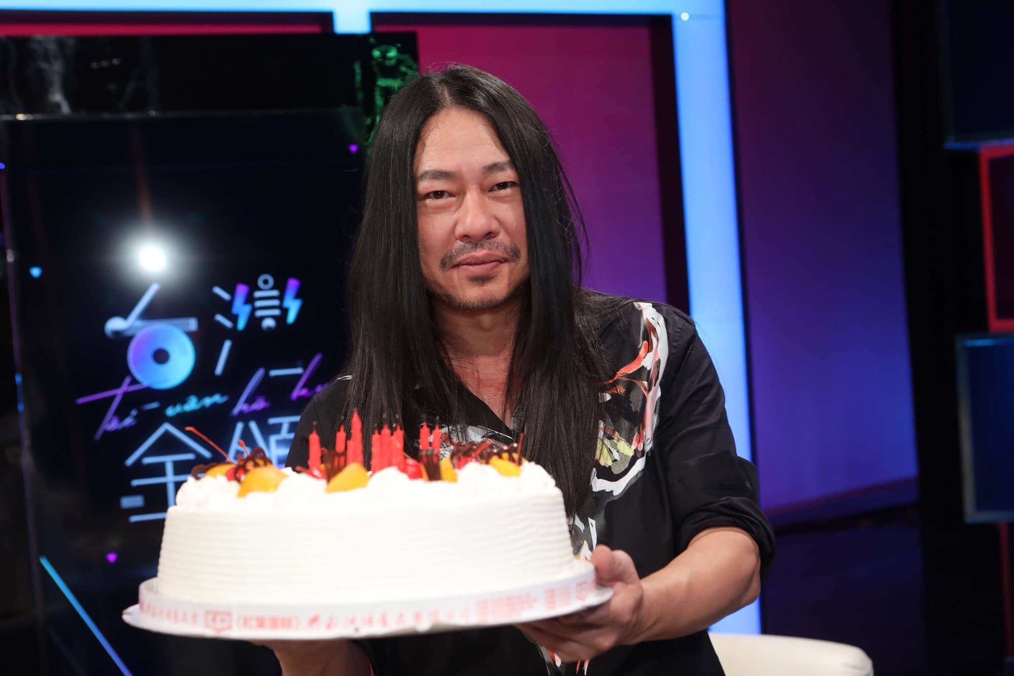 今天是乱彈阿翔的48歲生日，製作單位準備了大蛋糕，讓他意外又驚喜。（公視提供）