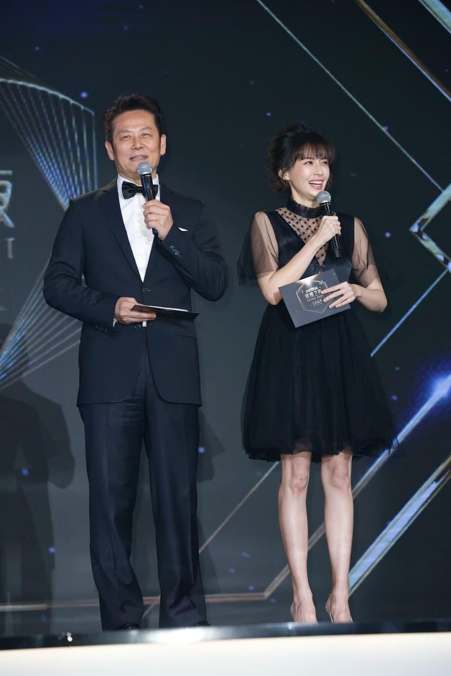 徐乃麟與袁艾菲今天也盛裝出席盛典。