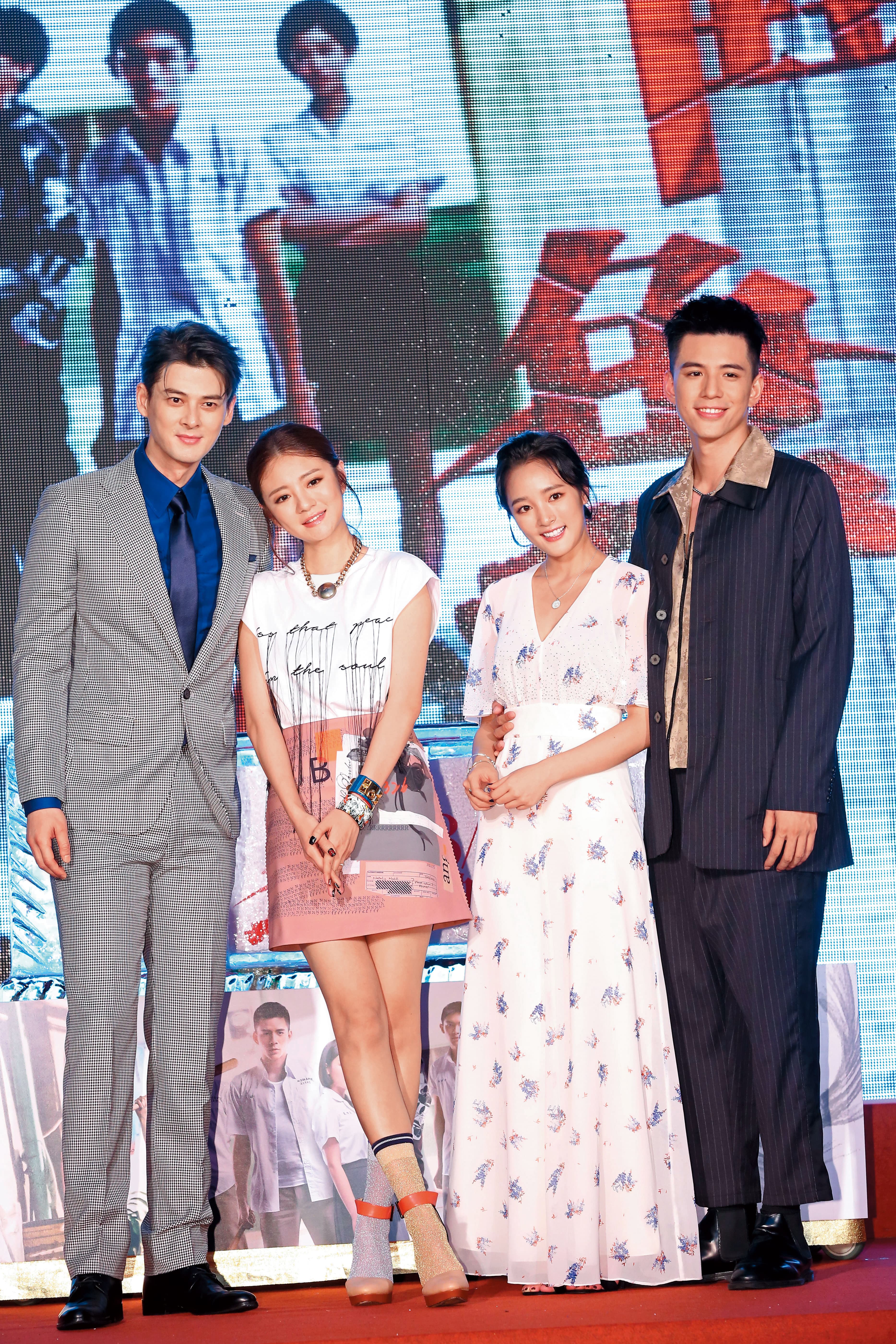  由王淨（右二）與林柏叡（右一）主演的電影《鬥魚》，首映會上電視版的男女主角郭品超（左一）與安以軒也為電影加持。
