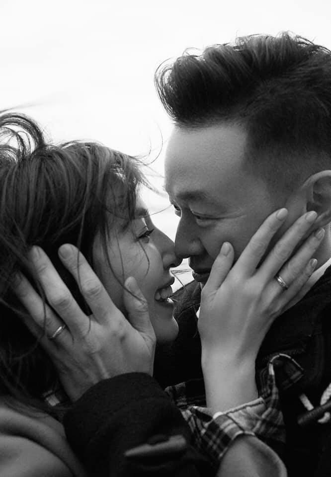 楊謹華與Ben同戴婚戒，宣示自組家庭。（翻攝自楊謹華臉書）