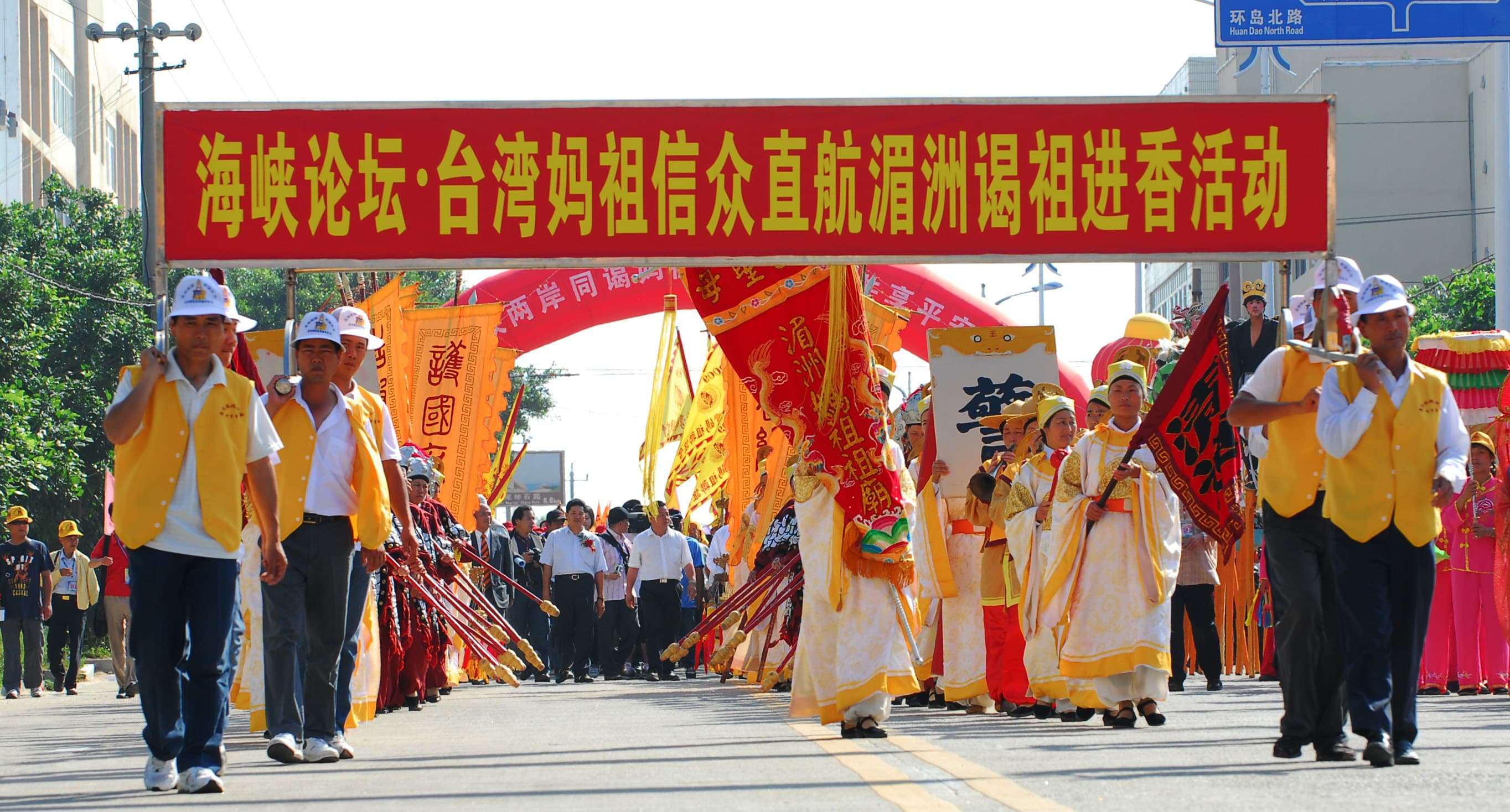 近年來，大多廟宇以神明「尋根、尋源」為由，和中國以宗教交流名義往來。圖為2009年5月15日，中國國務院支持福建省加快建設兩岸經濟區後，到福建湄洲進香的的台灣媽祖信眾進香團。（東方IC）