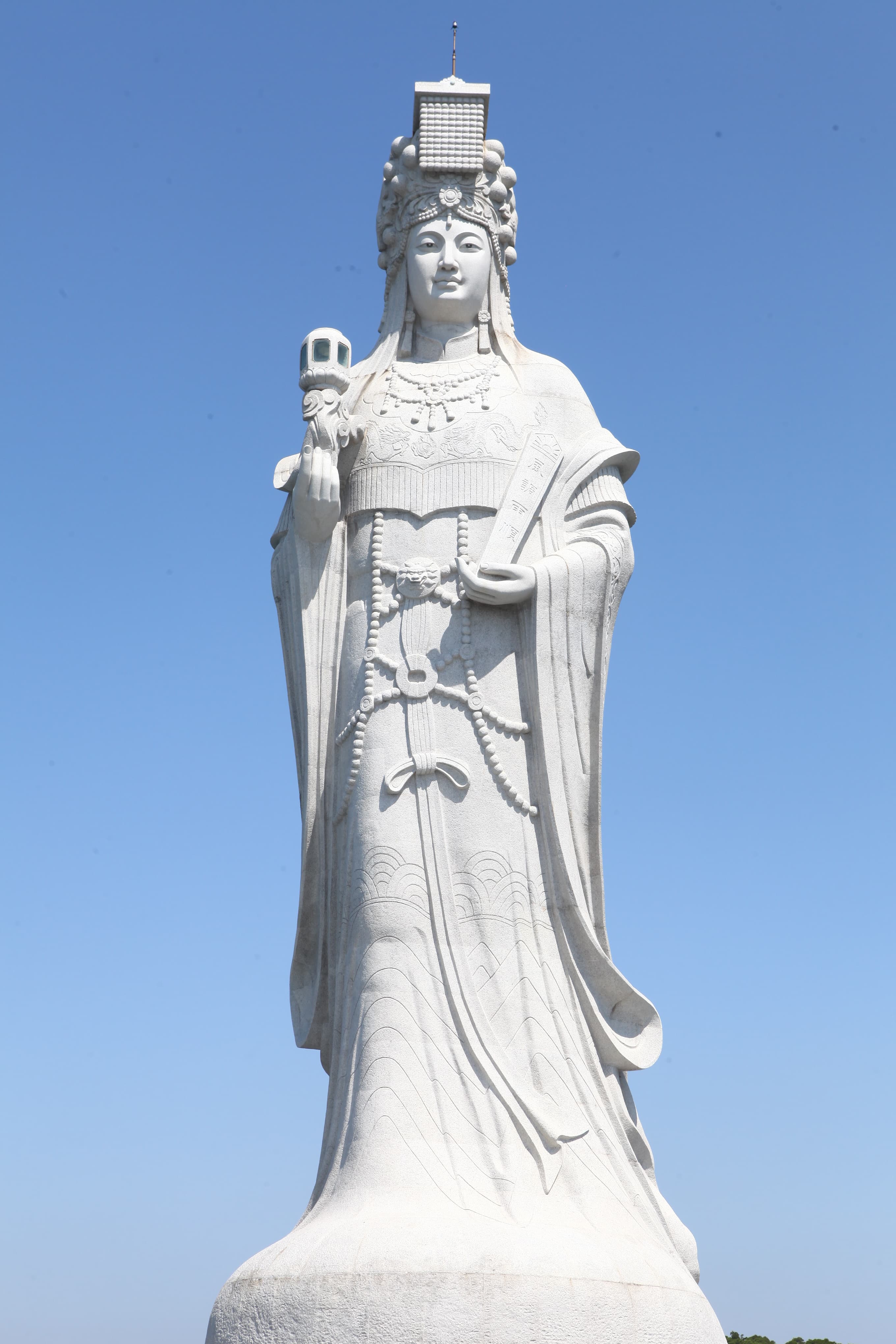 馬祖南竿的石雕媽祖像。藝術家姚瑞中分析，中國與台灣的佛像雕塑風格迥異，中國雕刻師傅多受蘇聯寫實美學的訓練，雕刻佛像較素雅、陽剛，呈現共產世界農工人的力量。
