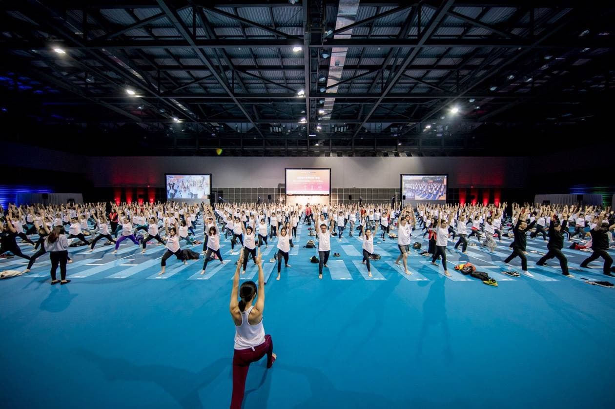 Pure Yoga跟Lenovo16日才合辦挑戰「最多人同時做瑜伽戰士一式（多場地）」金氏世界紀錄。（翻攝自Lenovo Taiwan臉書）