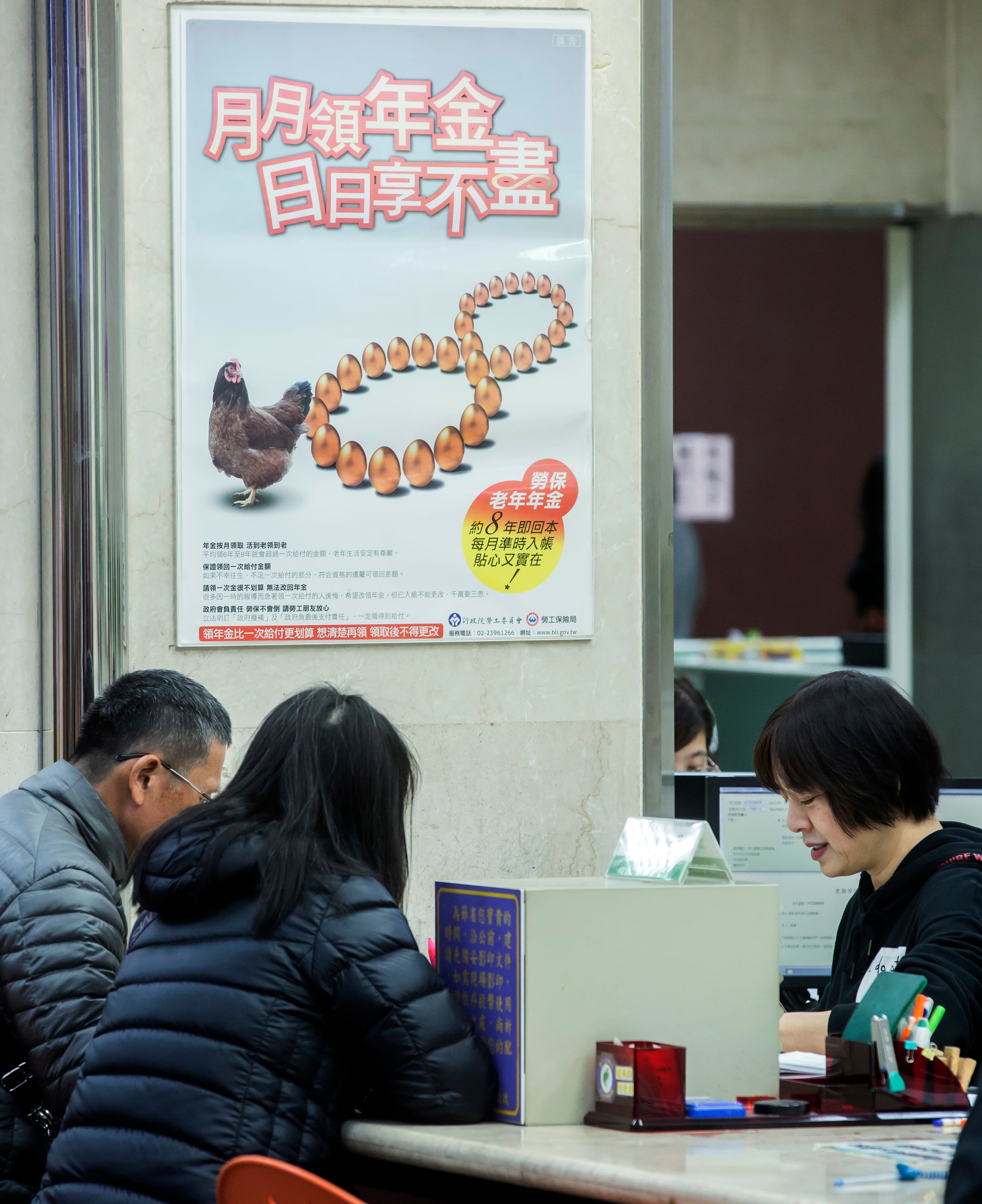 年金險保費可躉繳，也可分期繳，等保戶屆滿約定年齡，就能開始分期領年金。