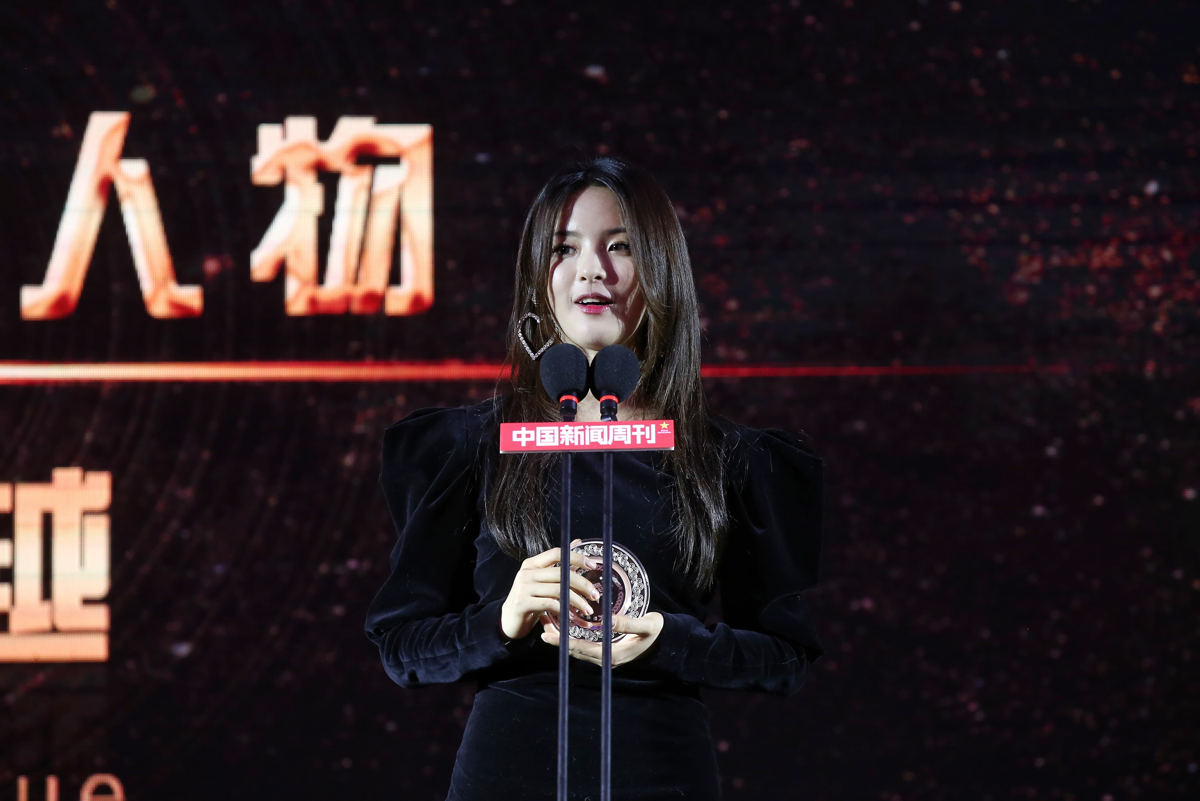 「火箭少女101」的楊超越獲選年度影響中國人物，致詞希望能帶給青少年更多正能量。（東方IC）