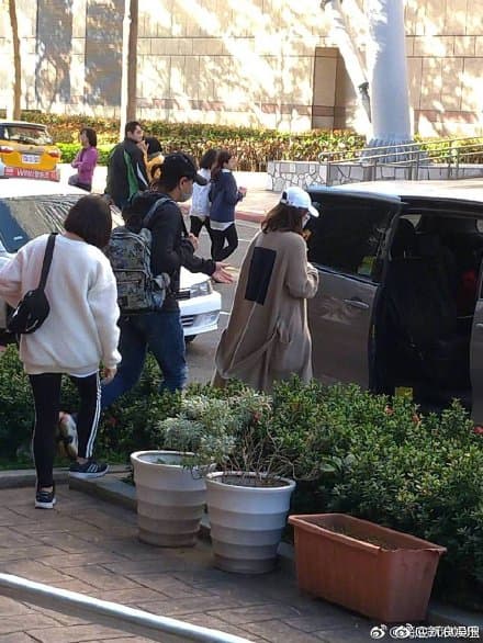 吳奇隆和劉詩詩被網友目擊在台北現身，吳奇隆全程小心呵護妻子。（翻攝微博）