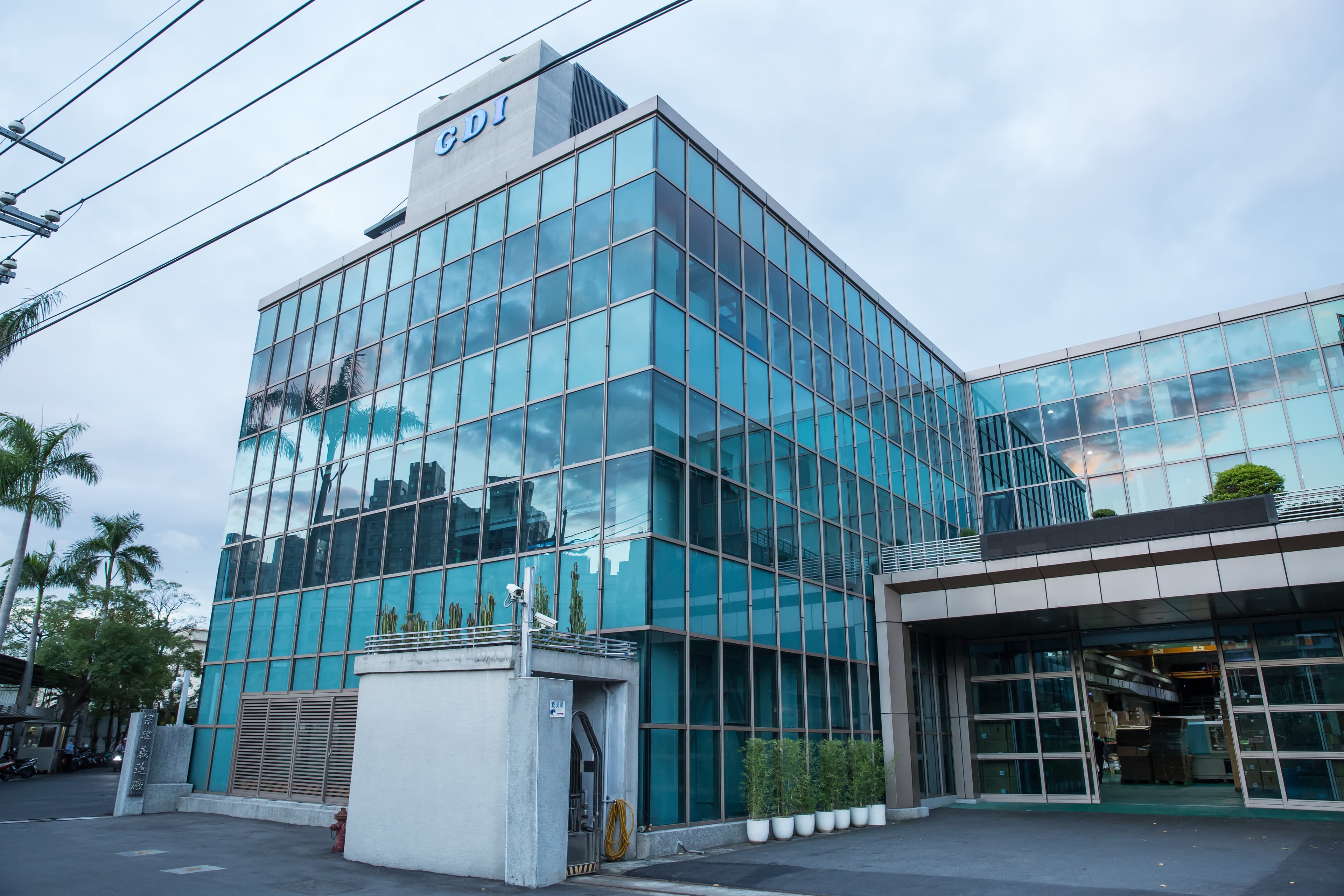 隱身新北市新莊工業區的宗瑋工業，顛覆傳統塑膠廠的老舊印象，綠色建築外牆是從荷蘭引進的節能玻璃。