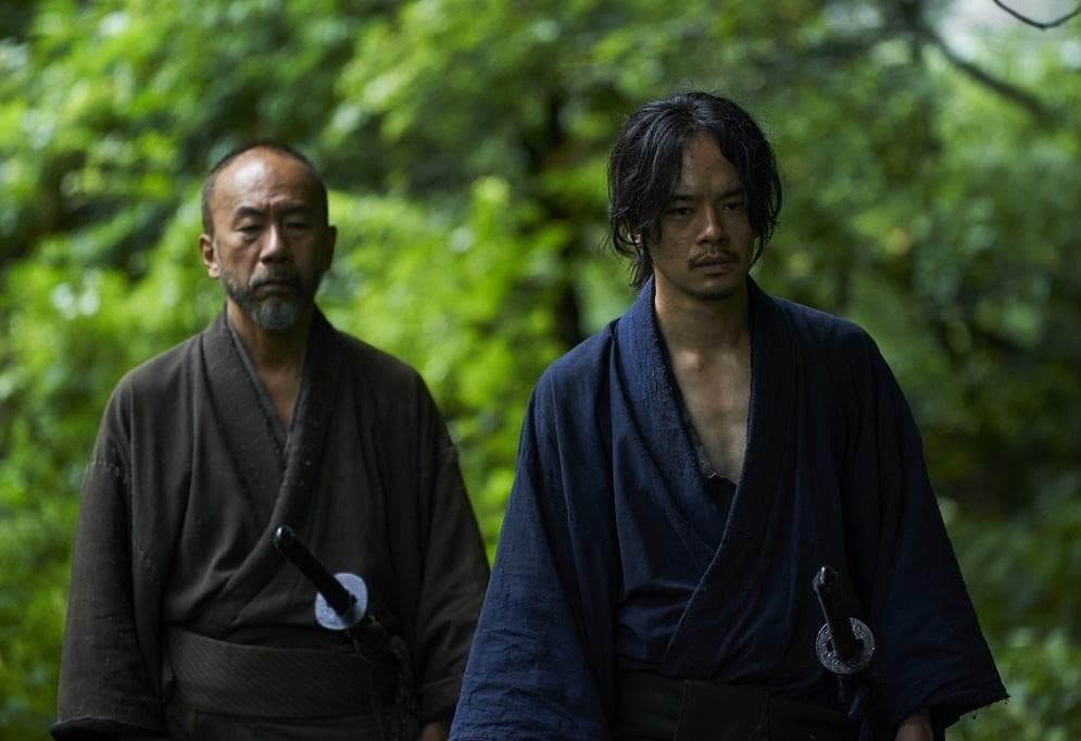 塚本晋也（左）認為池松壯亮（右）可說是平成時代的年輕男性的代表，因此在寫劇本時腦中就先浮現他的形象。（天馬行空提供）