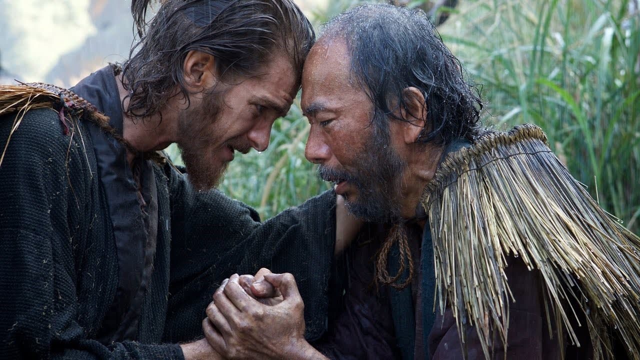 曾在馬丁史柯西斯電影《沈默》裡飾演殉教村民的塚本晋也（右）演技沉穩，左為該片男主角安德魯加菲爾德。 （CatchPlay提供）