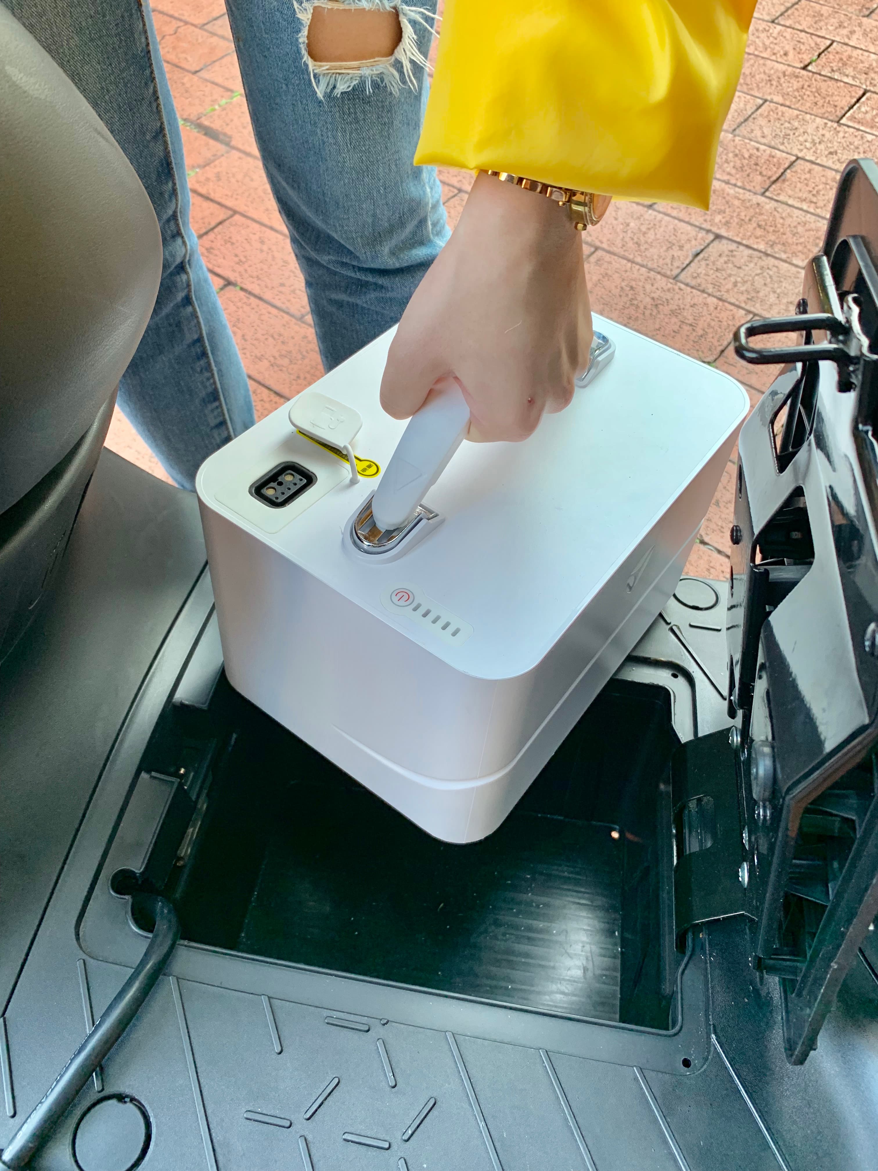 雅迪G5搭載Panasonic 18650充電鋰電池，電池循環壽命約700～800次。