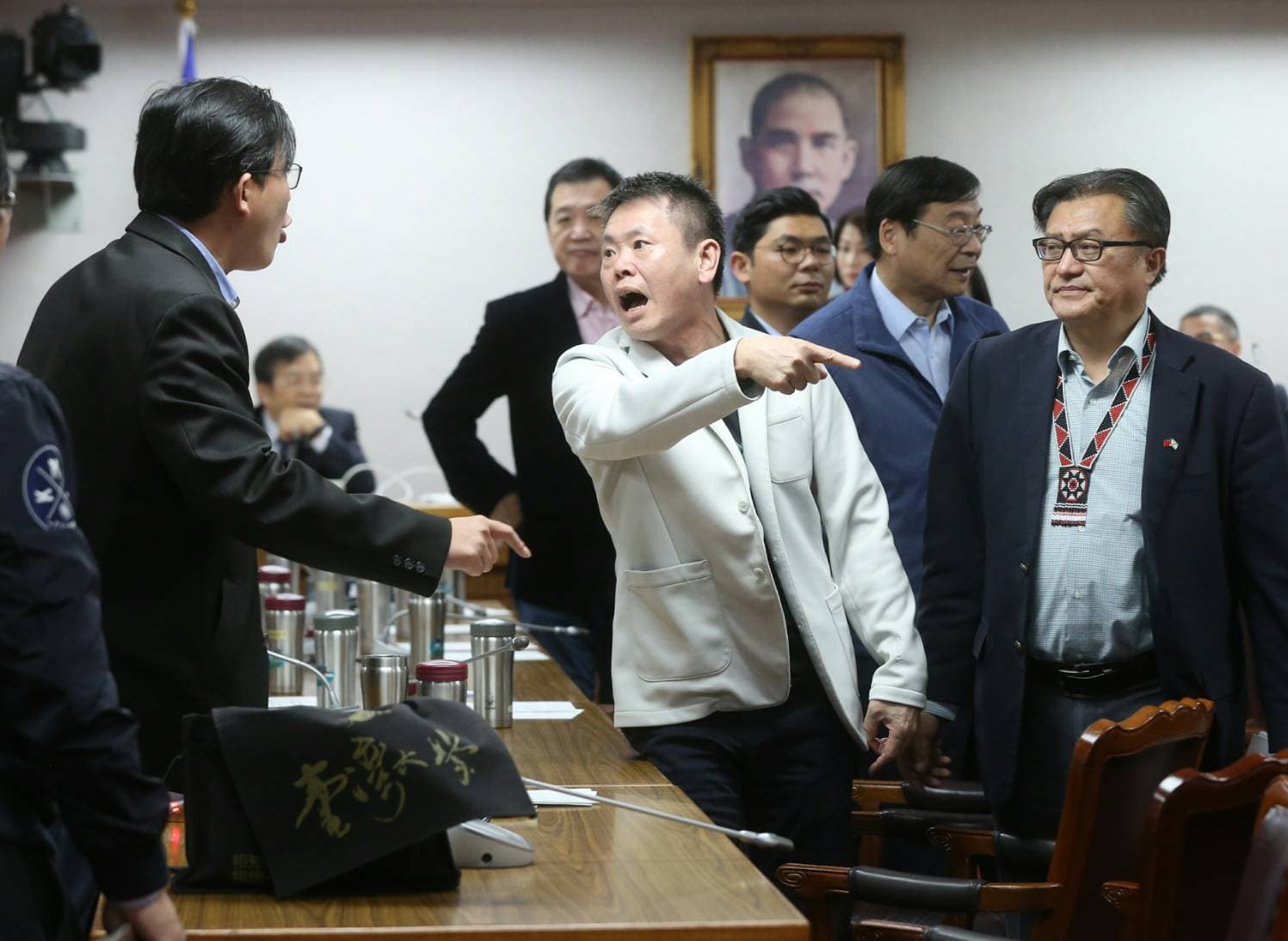 黃國昌與國民黨立委林為洲爆發口角衝突。