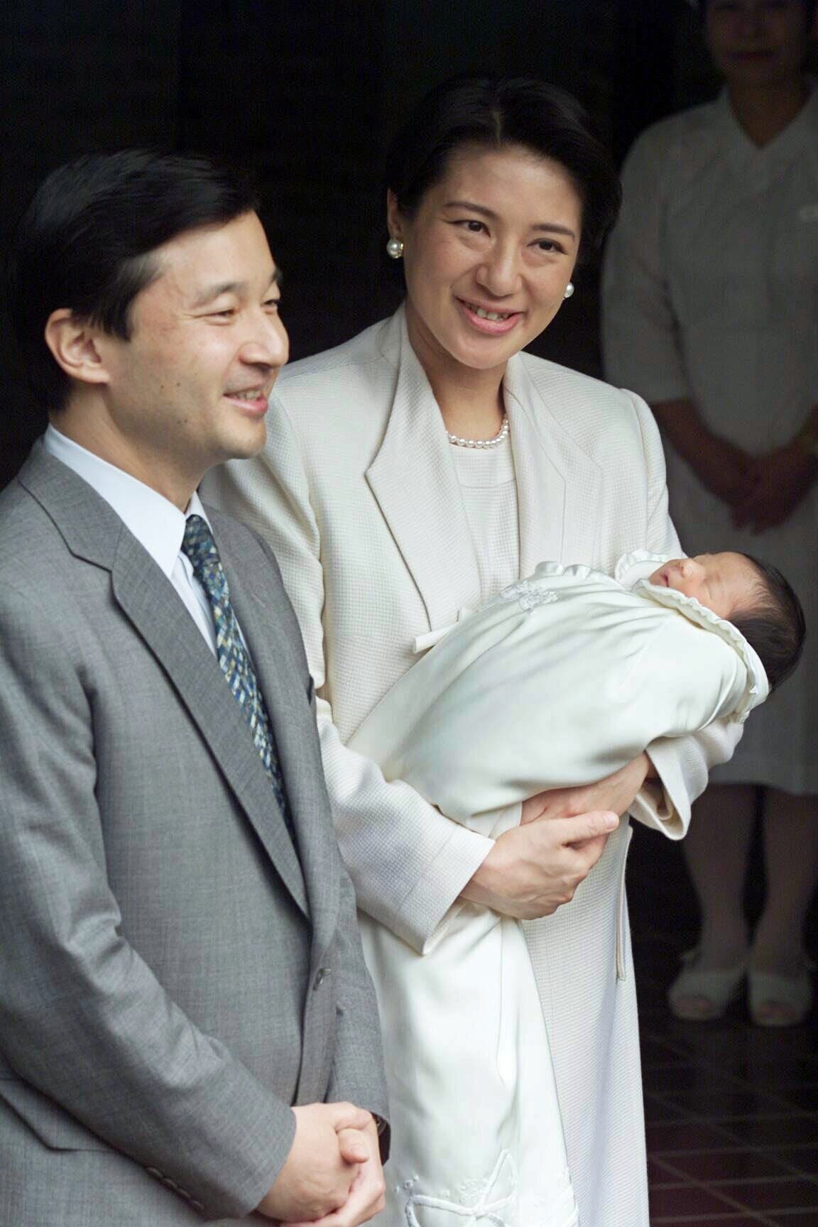 2001年12月8日，愛子公主出生7日後與德仁太子、太子妃雅子一同夫婦離開醫院。（東方IC）