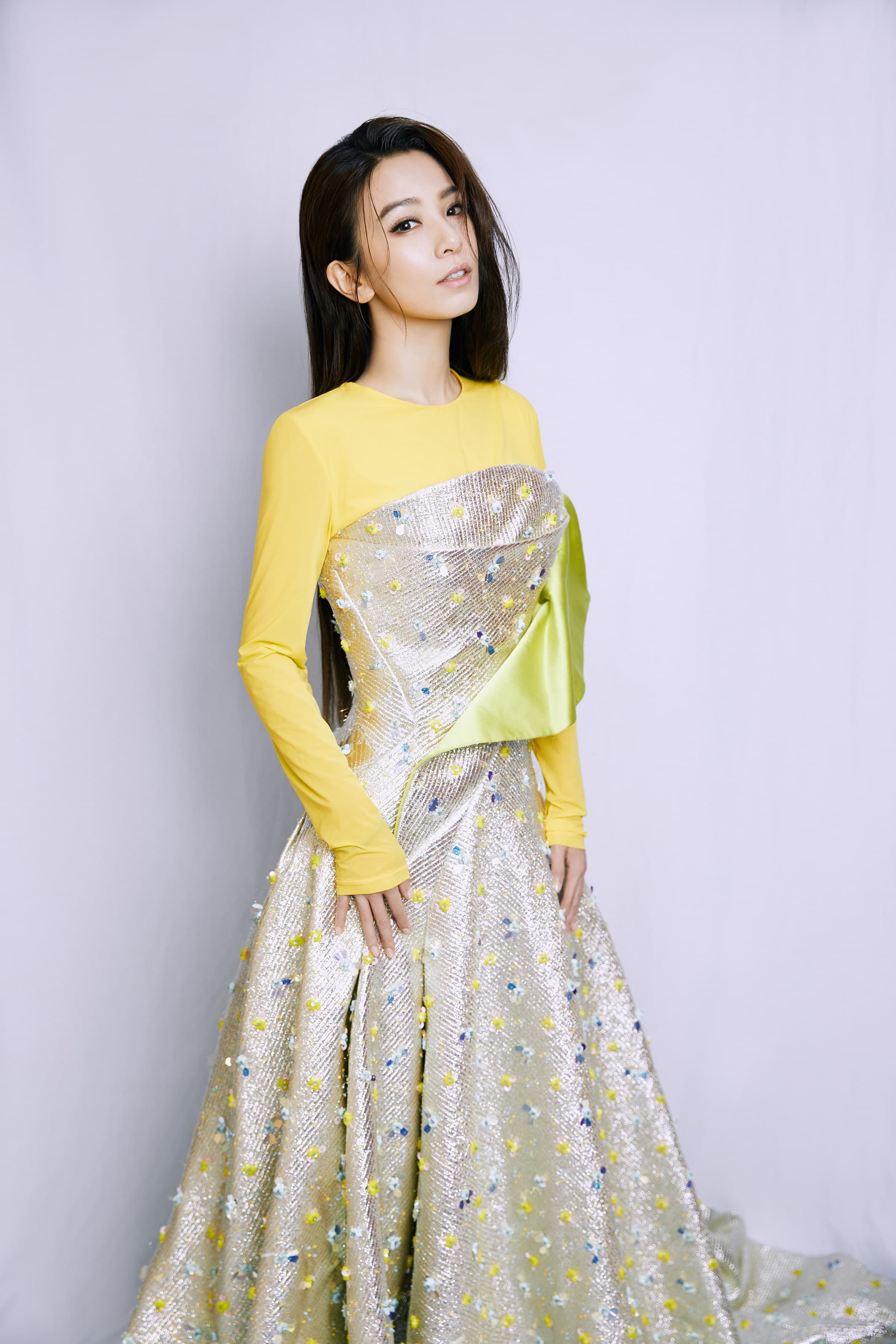 田馥甄在湖南衛視跨年演出，穿上高級訂製服開唱經典歌曲。（樂來樂好提供）