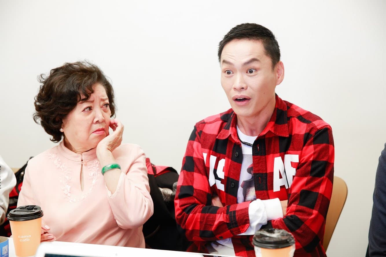 黃鐙輝（右）在說起演出被刺殺的「林家家主」林文明角色時，情緒非常亢奮。（左為陳淑芳）