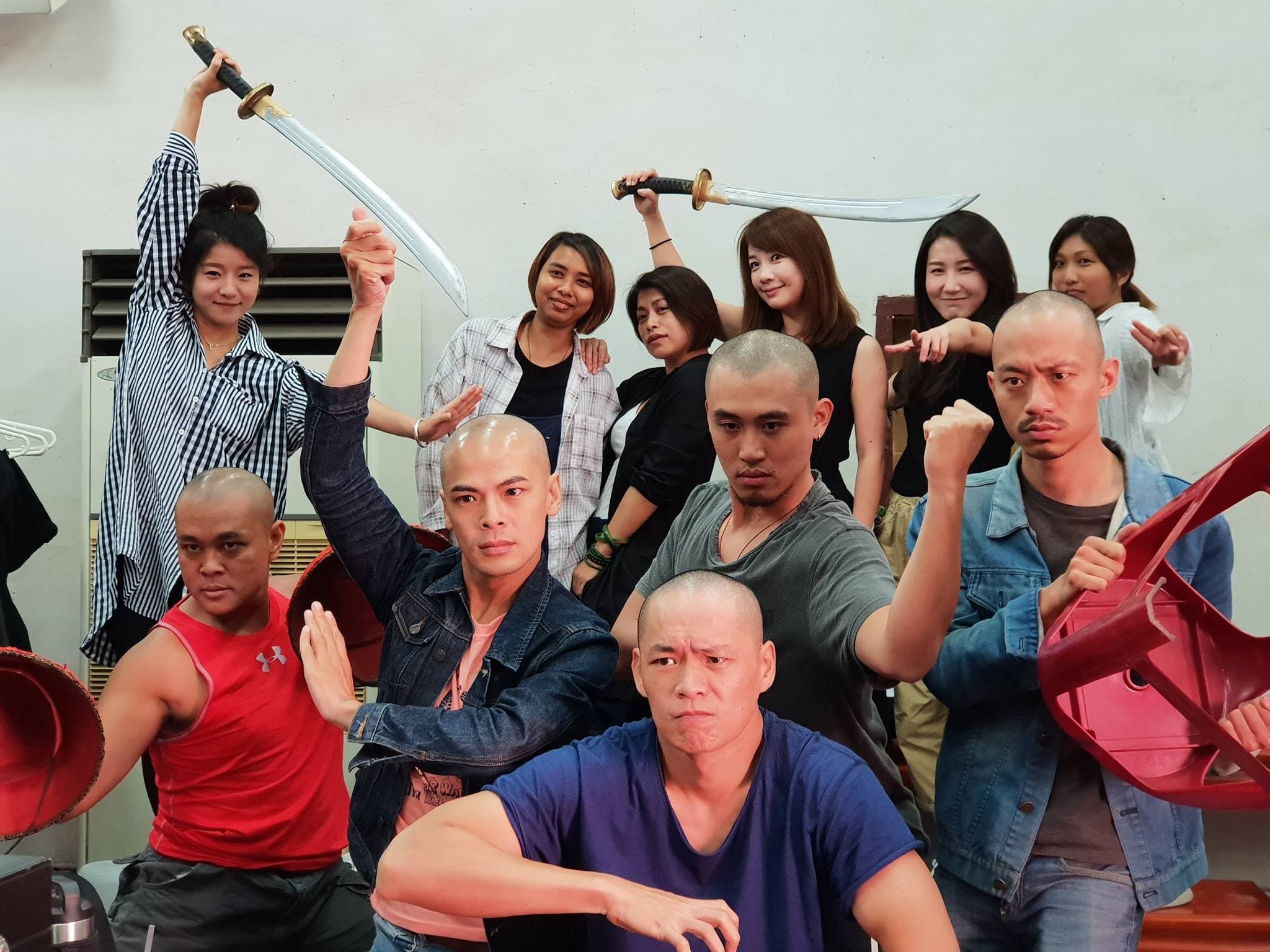 《疑霧公堂》男演員都頂著大光頭，彷彿新男子團體一般。（公視提供）