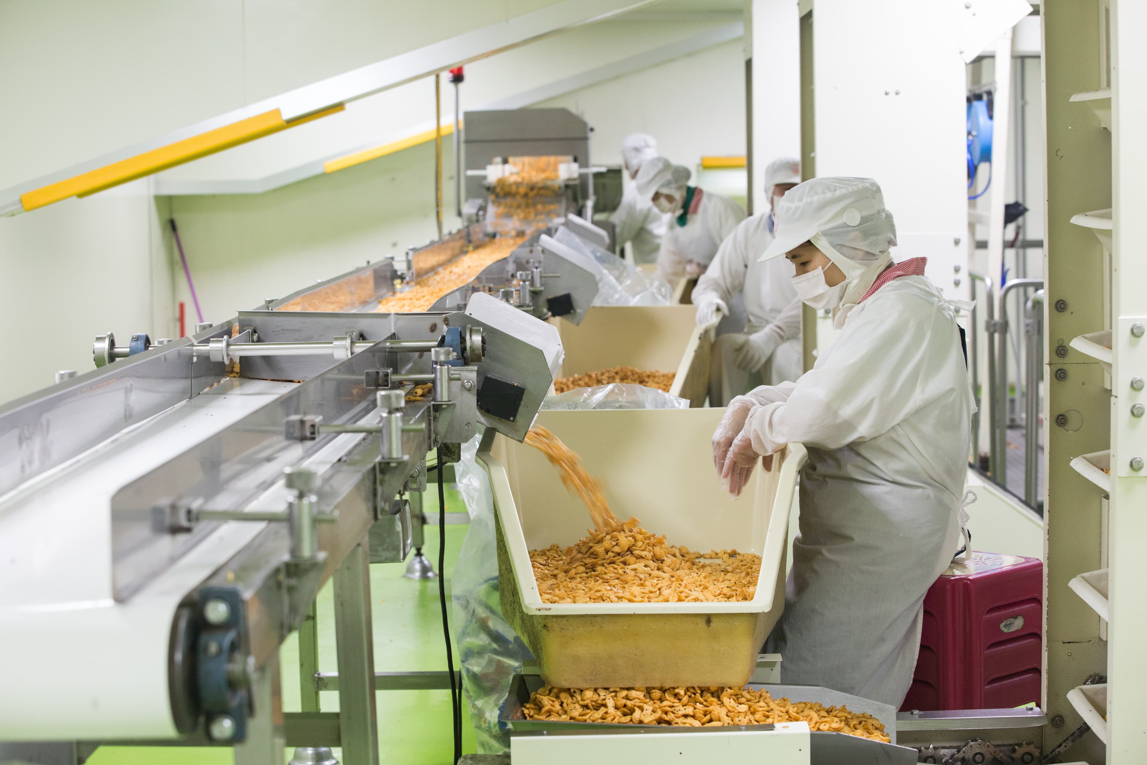 一台又一台生產餅乾的機器，廖清輝很自豪地說「這都是當年從德國、瑞士買來的，到現在都很耐用。」