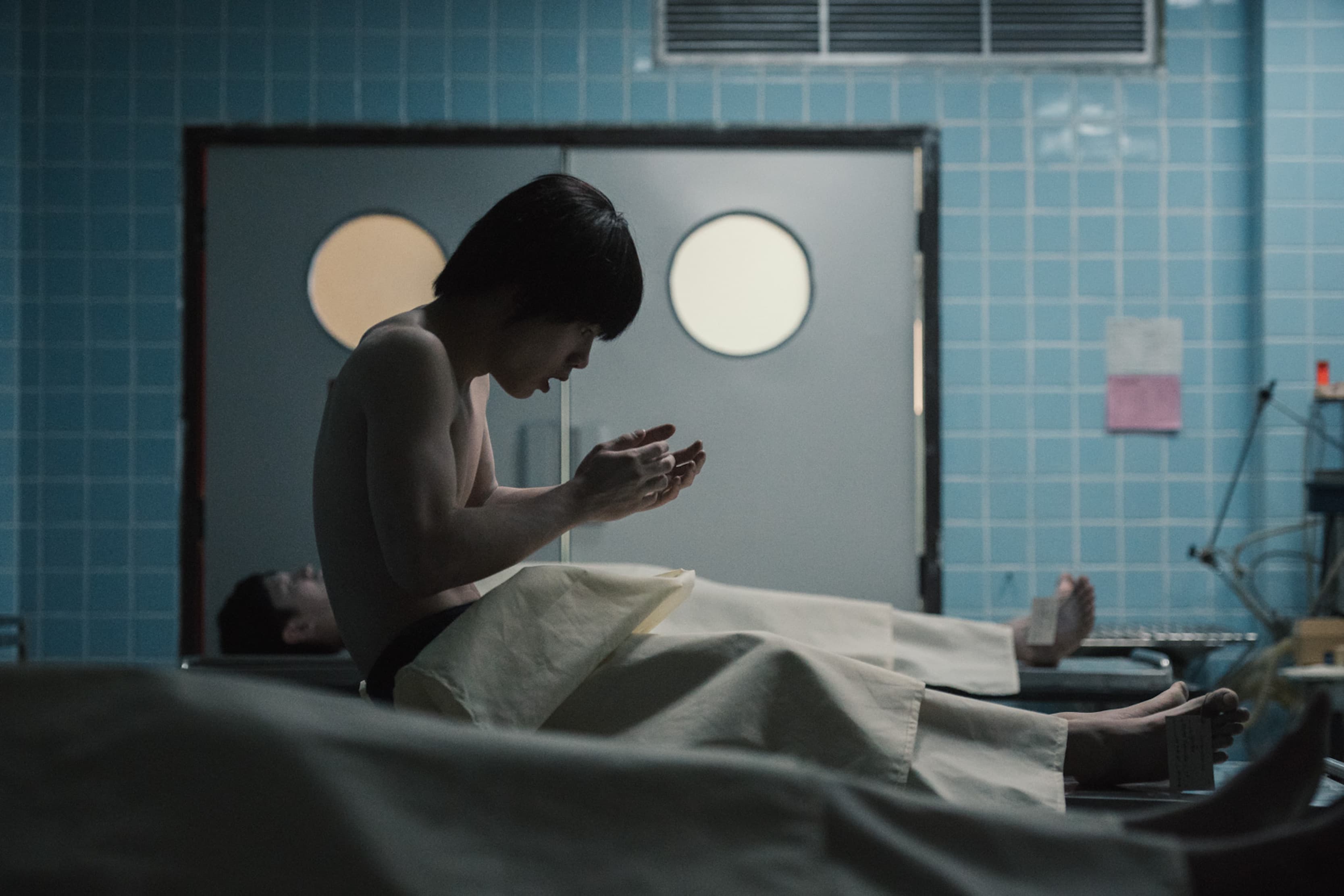 James為了演出復生後不知所措的感覺，被蒙眼綁住獨自躺了很久。（Catchplay提供）