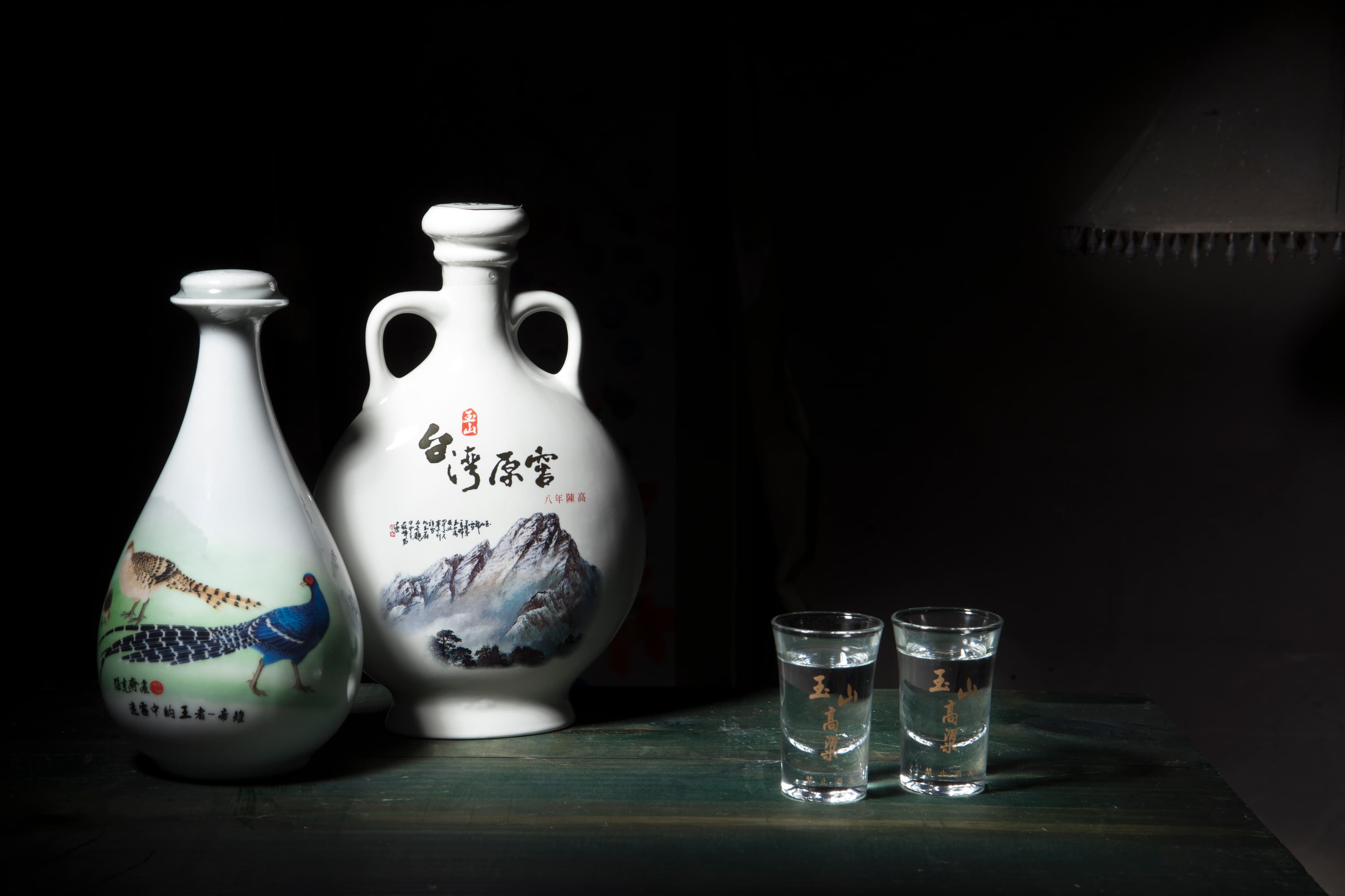 左為台酒玉山高粱酒8年甕藏，右為玉山台灣原窖8年陳高。