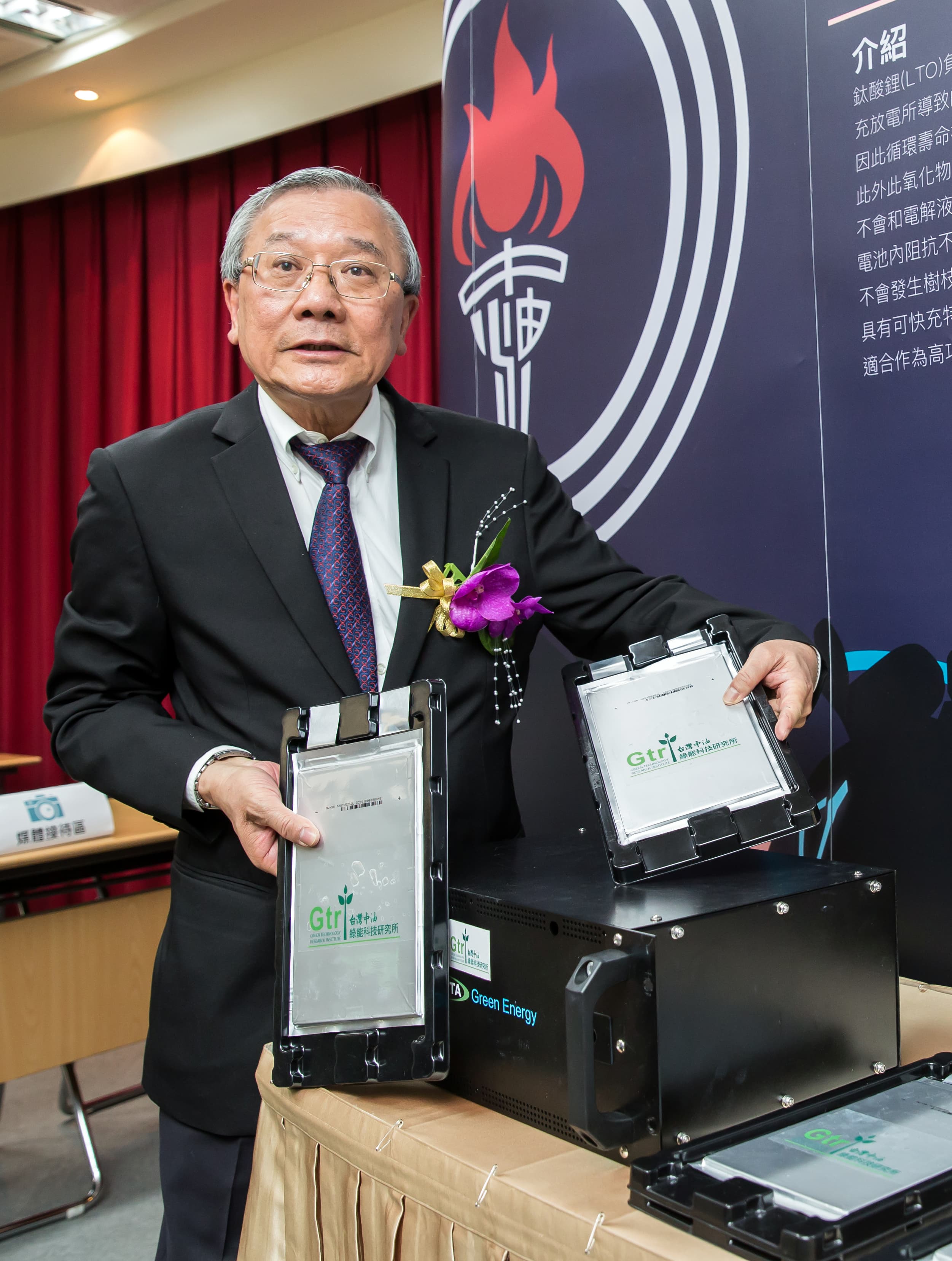 中油有鈦酸鋰（LTO）與軟碳等生產電池的負極材料，兩者快充功能讓戴謙相當自豪。