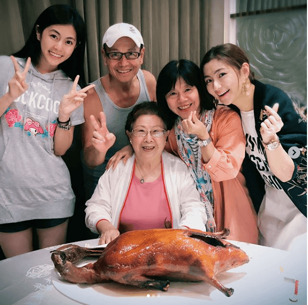 Selina貼出全家與外婆聚餐照，小抱怨自己即使穿了恨天高新鞋，仍是不抵妹妹高。（翻攝自Selina IG）