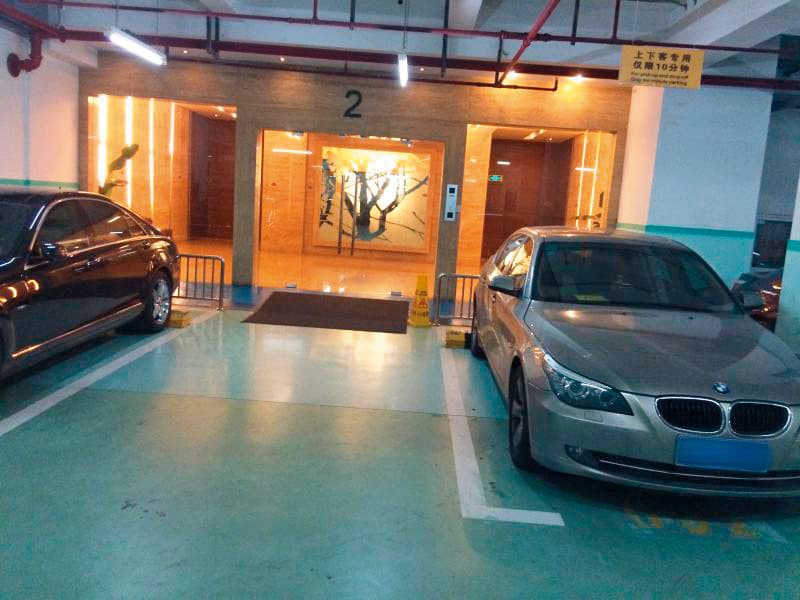 潘瑋柏在上海靜安區所買的豪宅入口。（讀者提供）