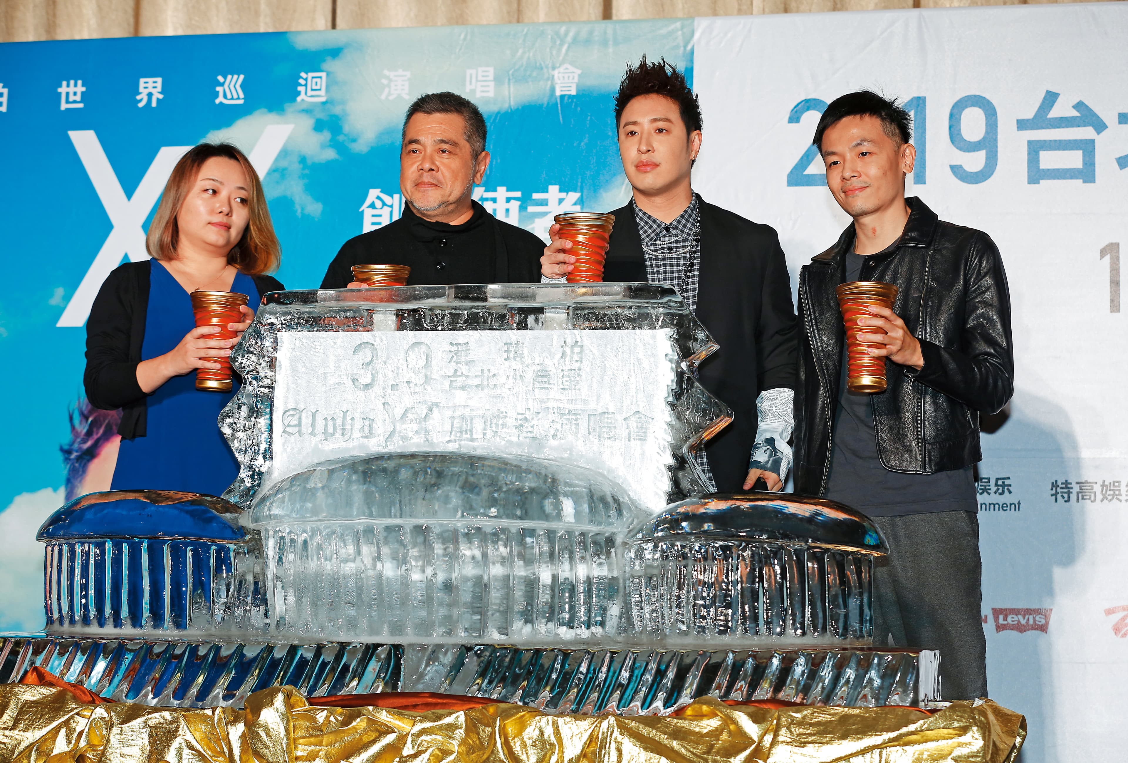 潘瑋柏（右二）之前在演唱會記者會上，透露不排除閃退歌壇。